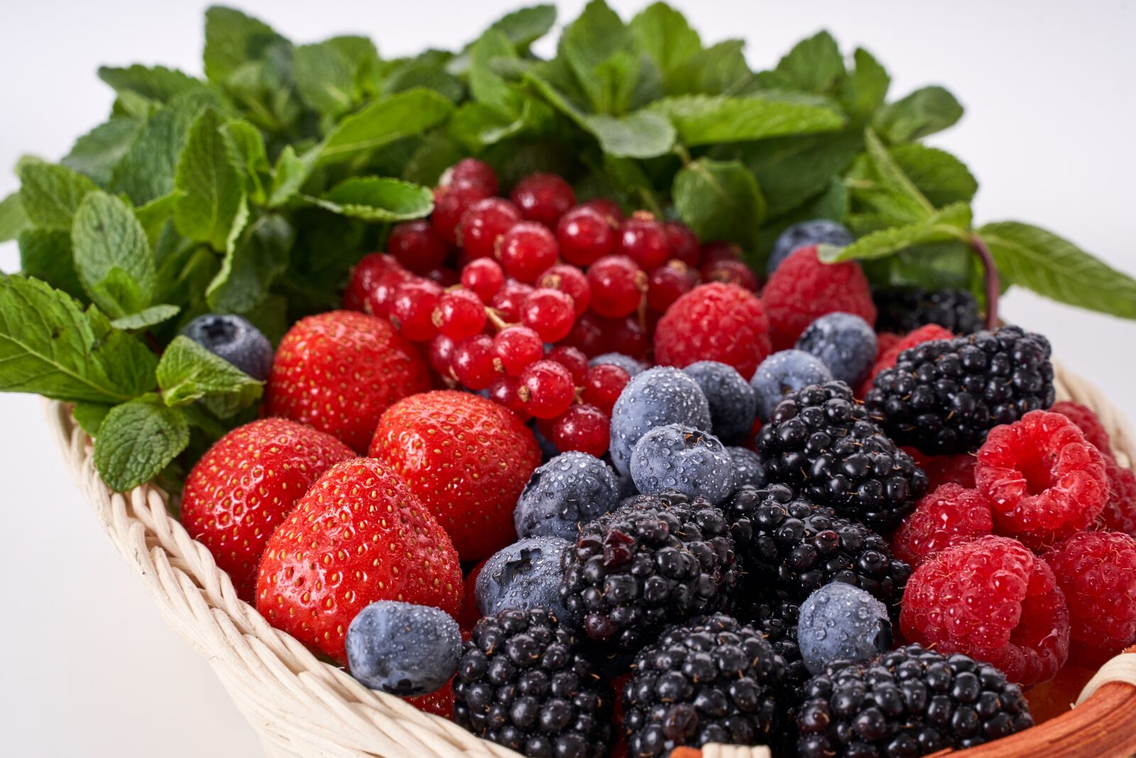 Sony a7 III + Tamron 28-75mm F2.8 Di III RXD sample photo. Berries, berry, fruit photography