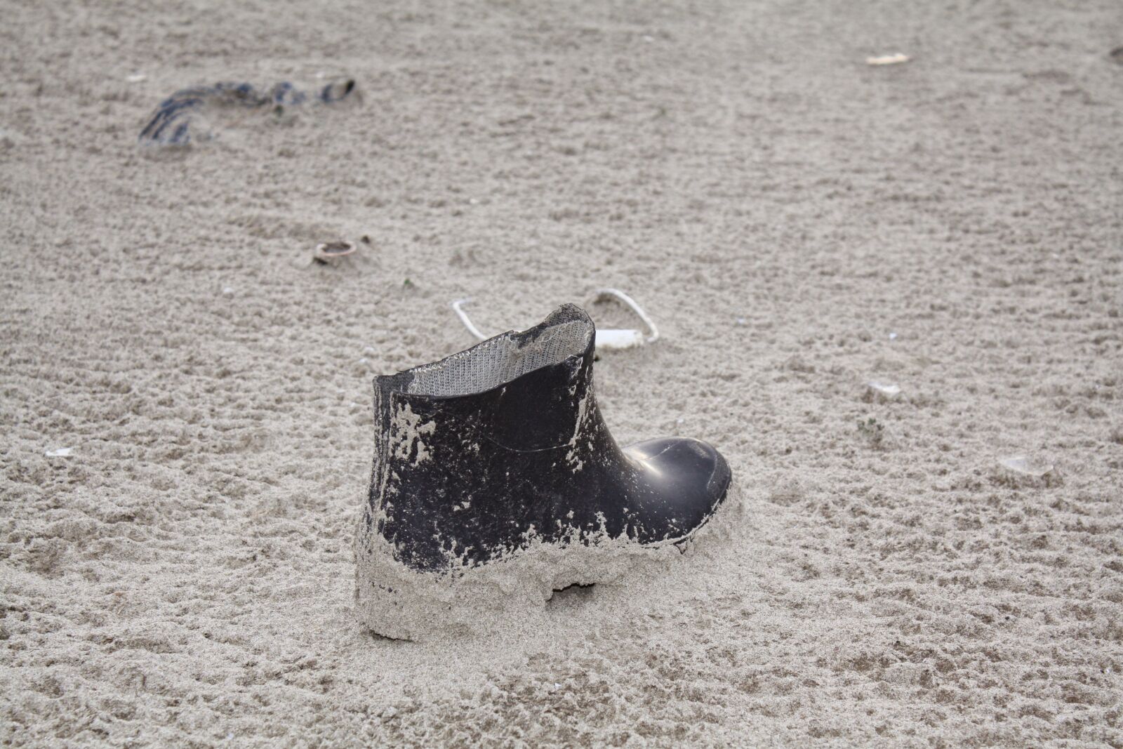 Canon EOS 450D (EOS Rebel XSi / EOS Kiss X2) sample photo. Boots, galoshes, sand photography