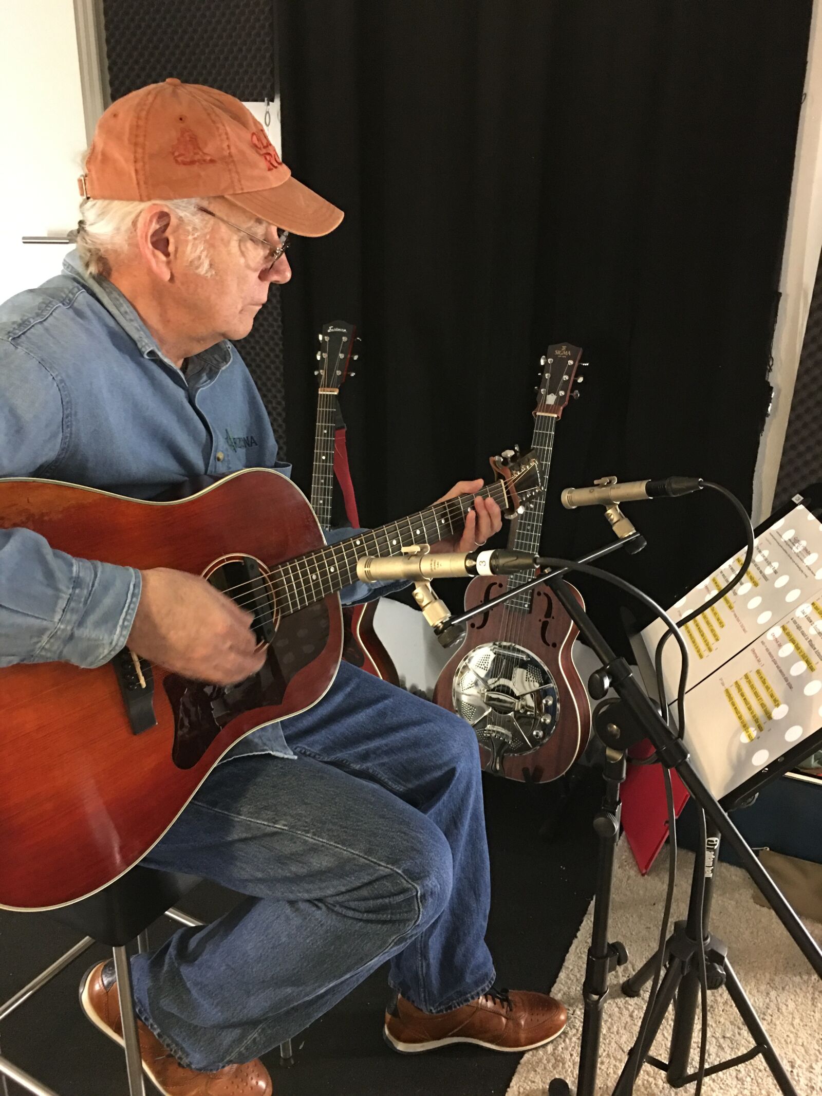 iPhone 6s Plus back camera 4.15mm f/2.2 sample photo. Musician, studio, acoustic photography