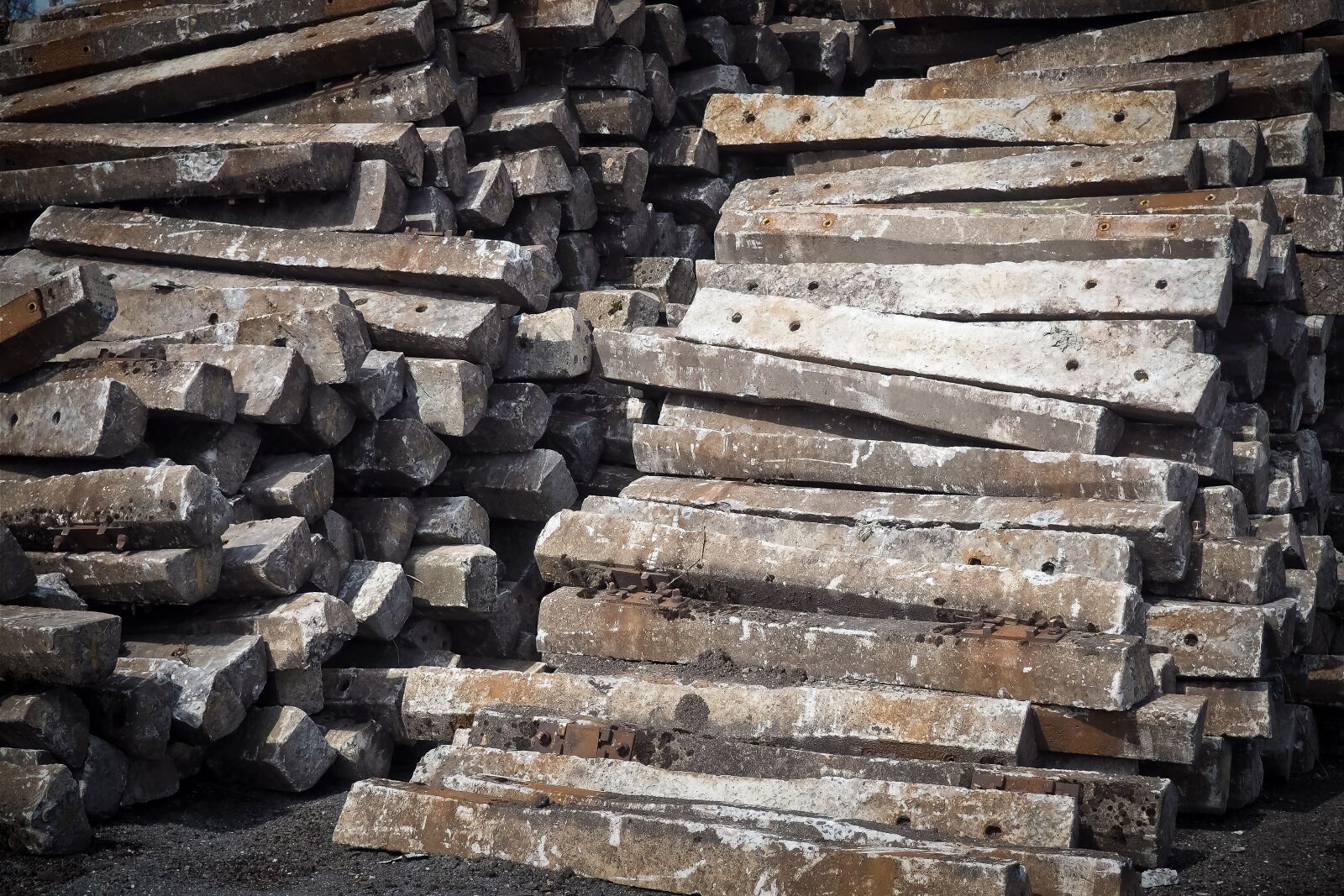 Olympus OM-D E-M10 sample photo. Railroad ties, concrete, threshold photography