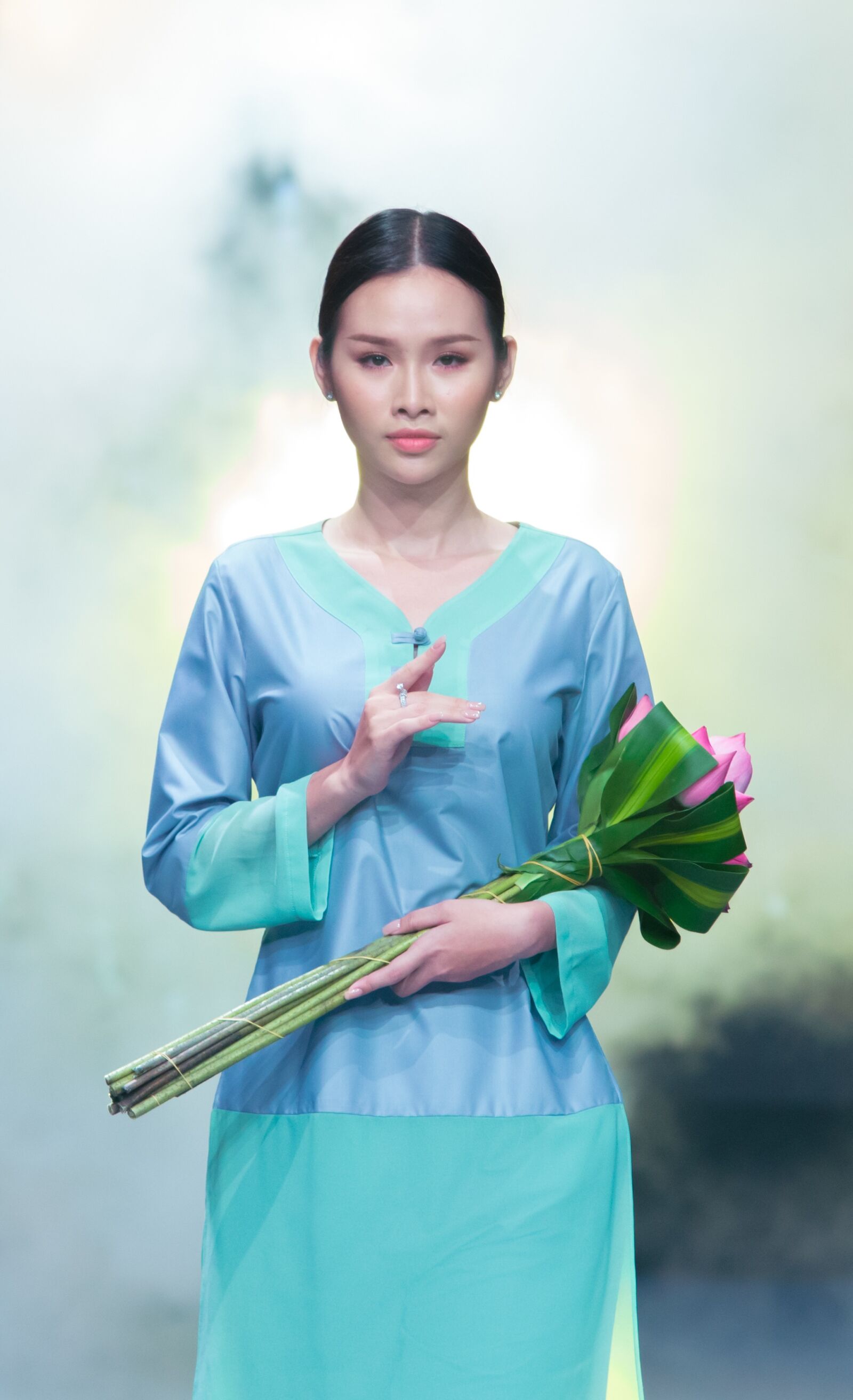 Canon EF 70-200mm F2.8L USM sample photo. Flower, girl, beautifull photography