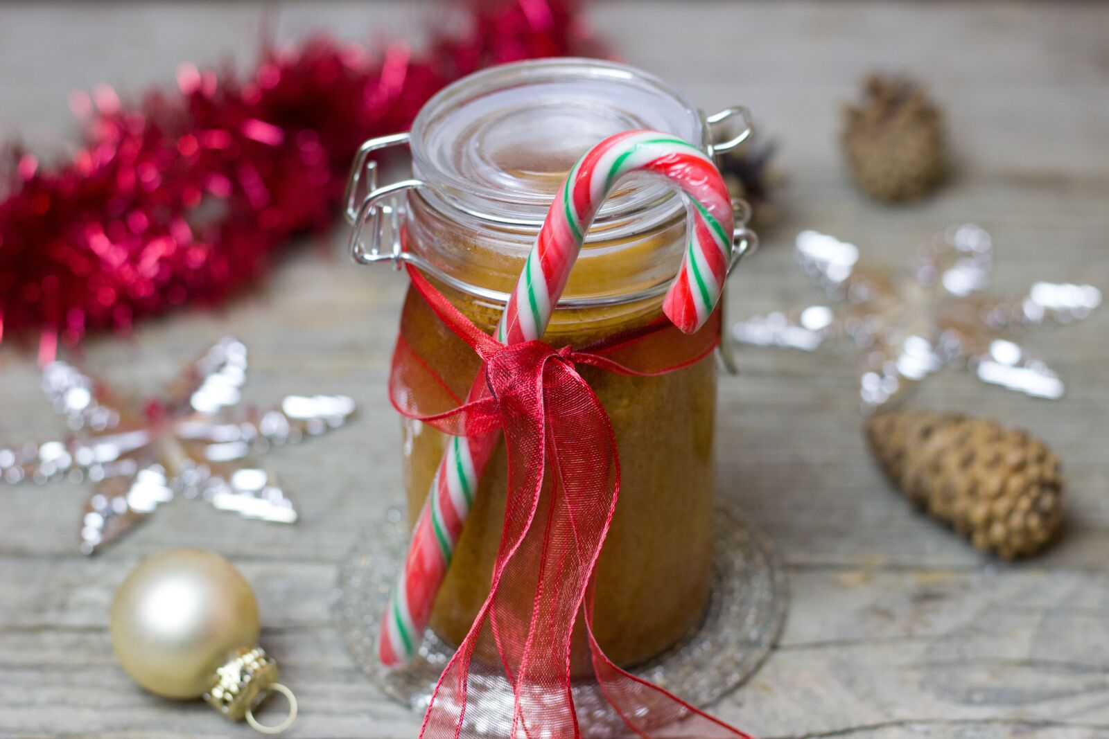 Canon EOS 600D (Rebel EOS T3i / EOS Kiss X5) + Canon EF 50mm F1.8 STM sample photo. Cake, glass, gift photography