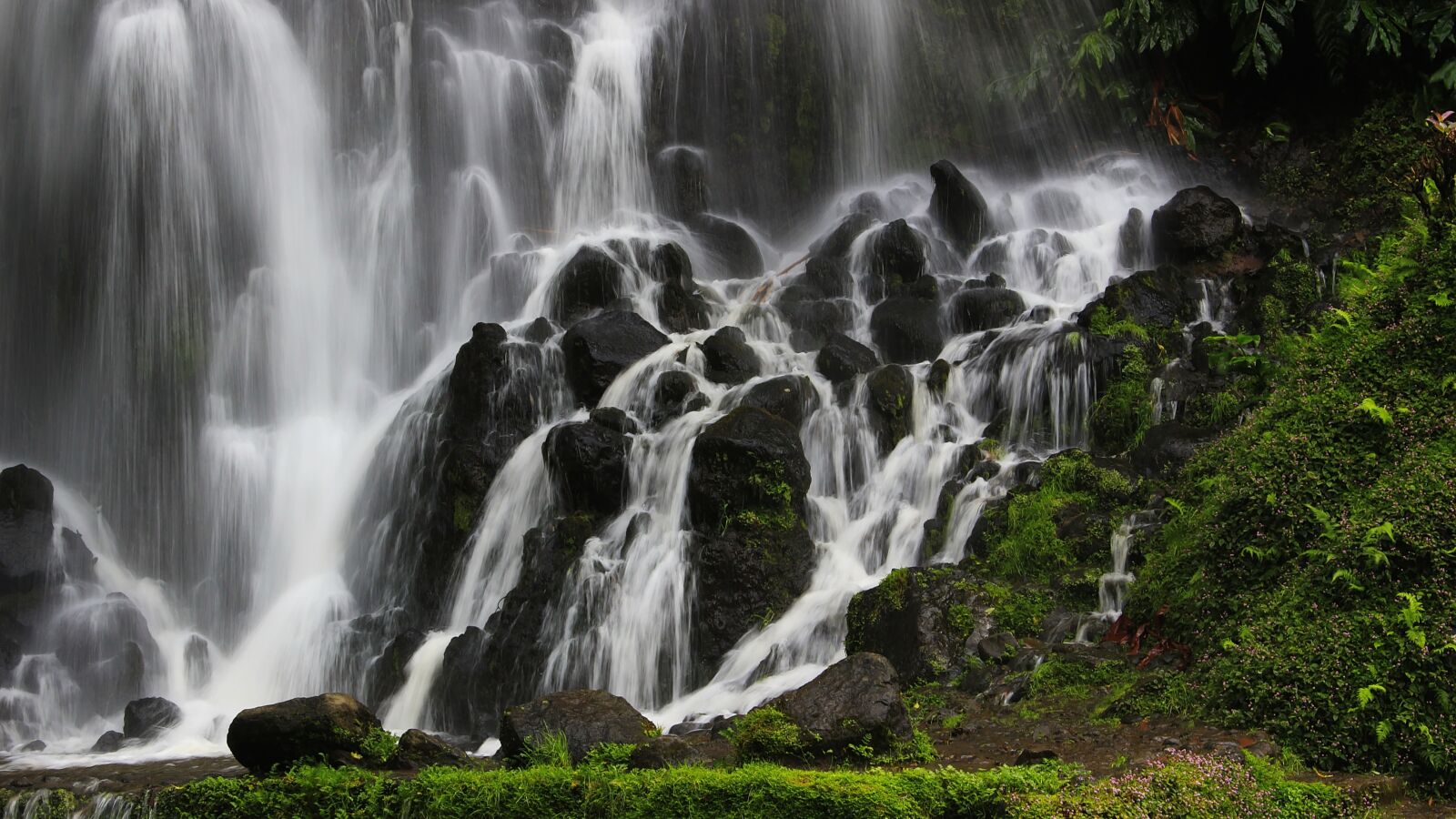 Canon EOS 100D (EOS Rebel SL1 / EOS Kiss X7) sample photo. Azores, waterfall, mountain photography