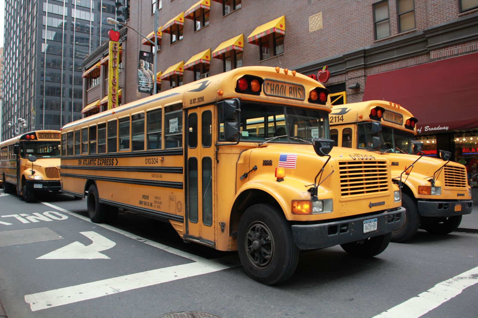 Canon EOS 550D (EOS Rebel T2i / EOS Kiss X4) sample photo. School bus, nyc, road photography