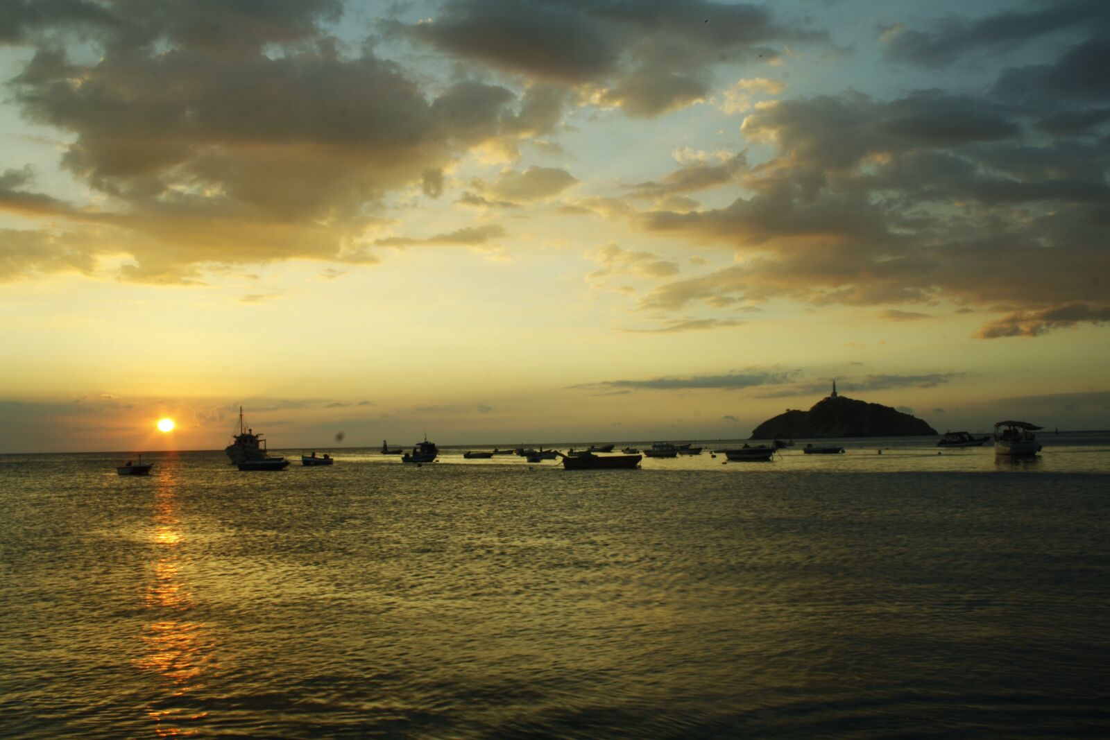 Canon EOS 1000D (EOS Digital Rebel XS / EOS Kiss F) sample photo. Santa, marta, redy photography