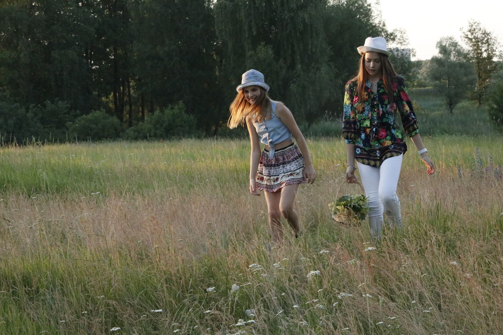 Canon EF 24-70mm F2.8L II USM sample photo. Girls, basket, stroll photography