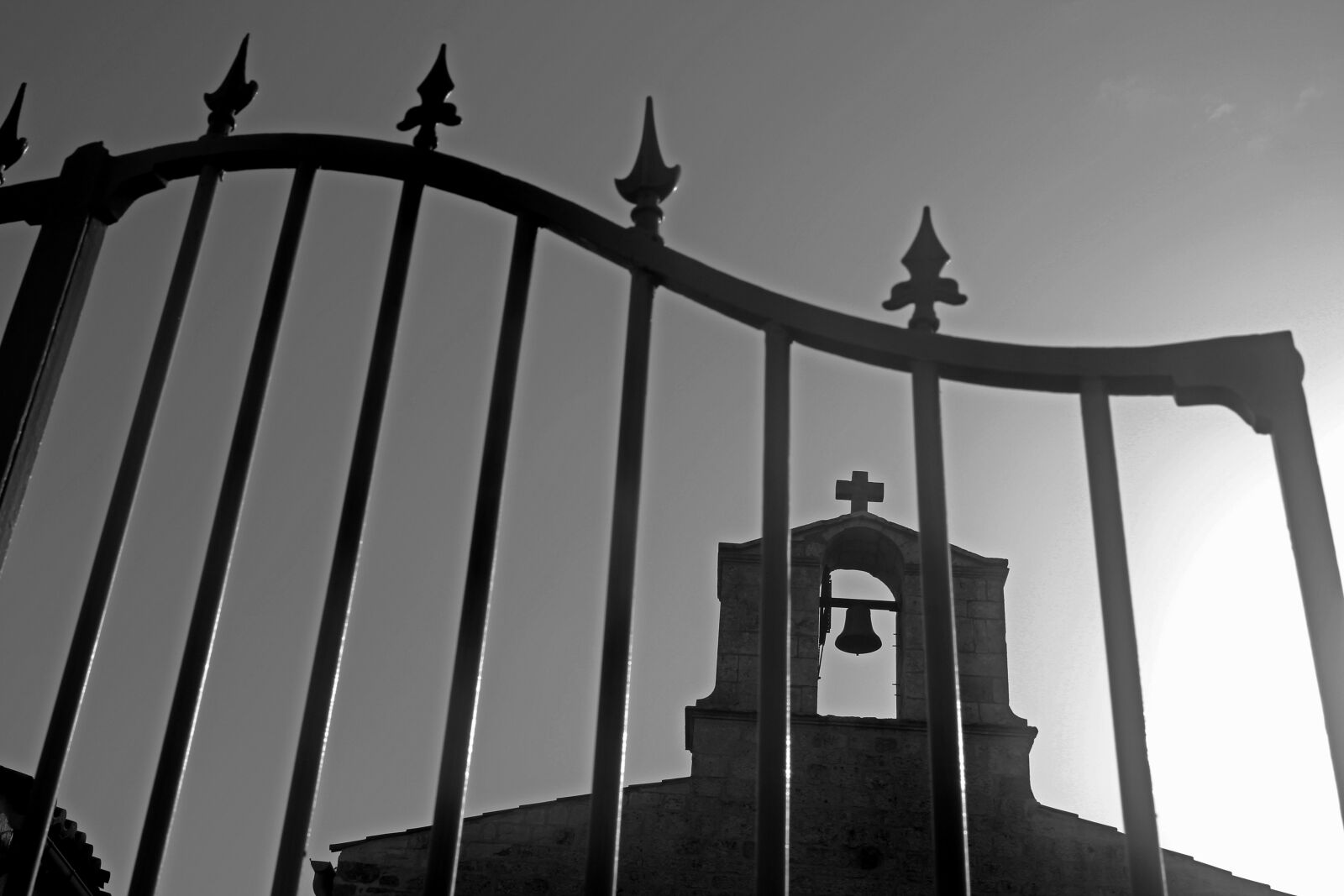 Canon EOS 600D (Rebel EOS T3i / EOS Kiss X5) sample photo. Bell tower, church, black photography
