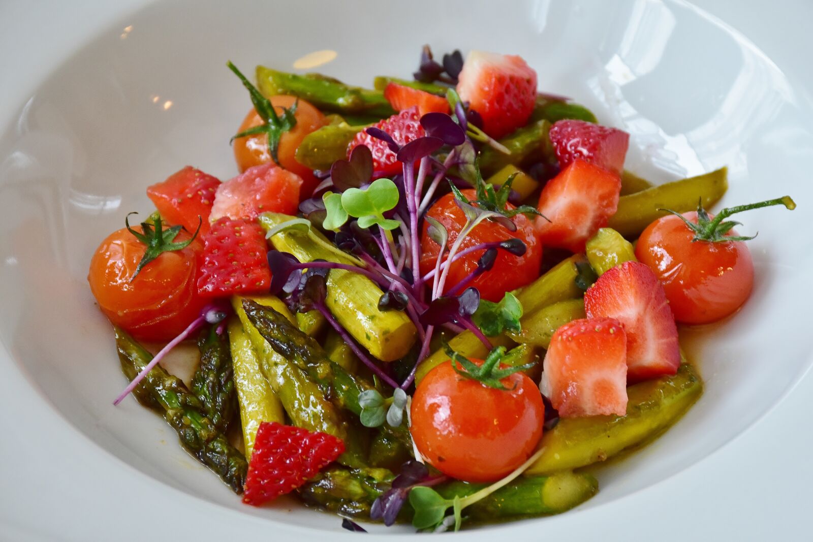 Nikon D7200 sample photo. Salad, strawberries, asparagus photography