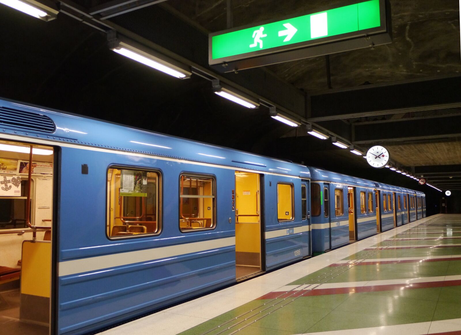 Panasonic Lumix DMC-GX1 sample photo. Train, metro, exit photography