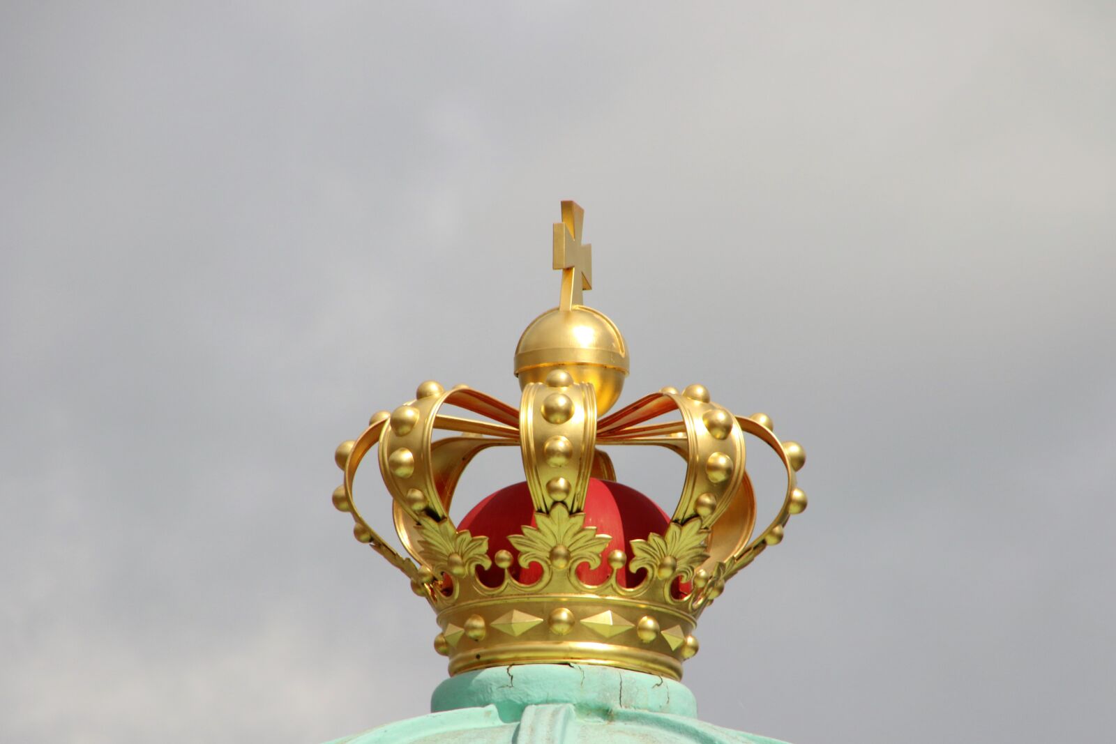 Canon EOS 7D Mark II sample photo. Building, casle, cross, crown photography