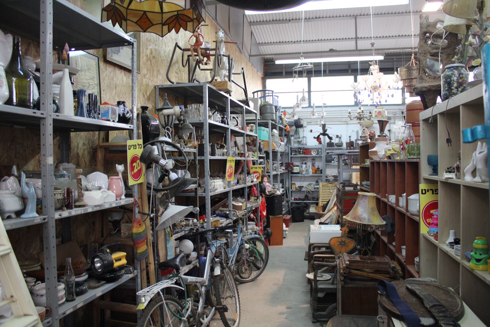 Canon EOS 600D (Rebel EOS T3i / EOS Kiss X5) sample photo. Antique shop, flea market photography