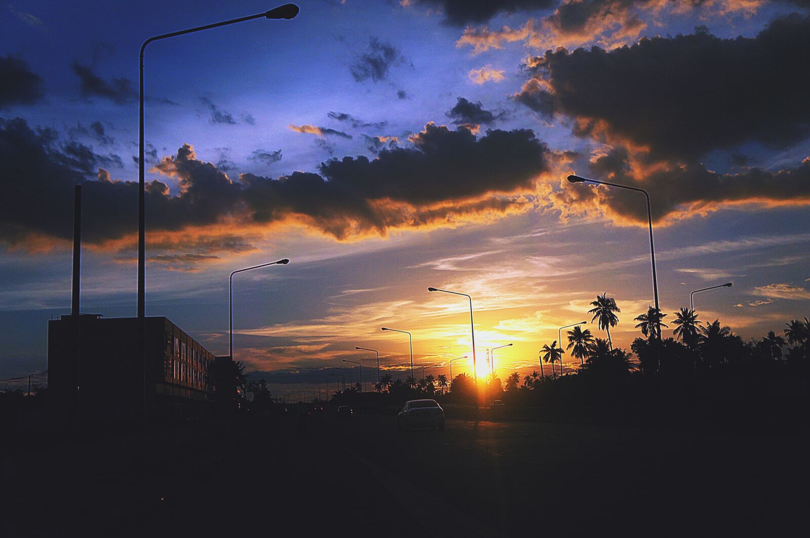 Sony Alpha NEX-C3 + Sony E 18-55mm F3.5-5.6 OSS sample photo. Sunset, sky, azure photography