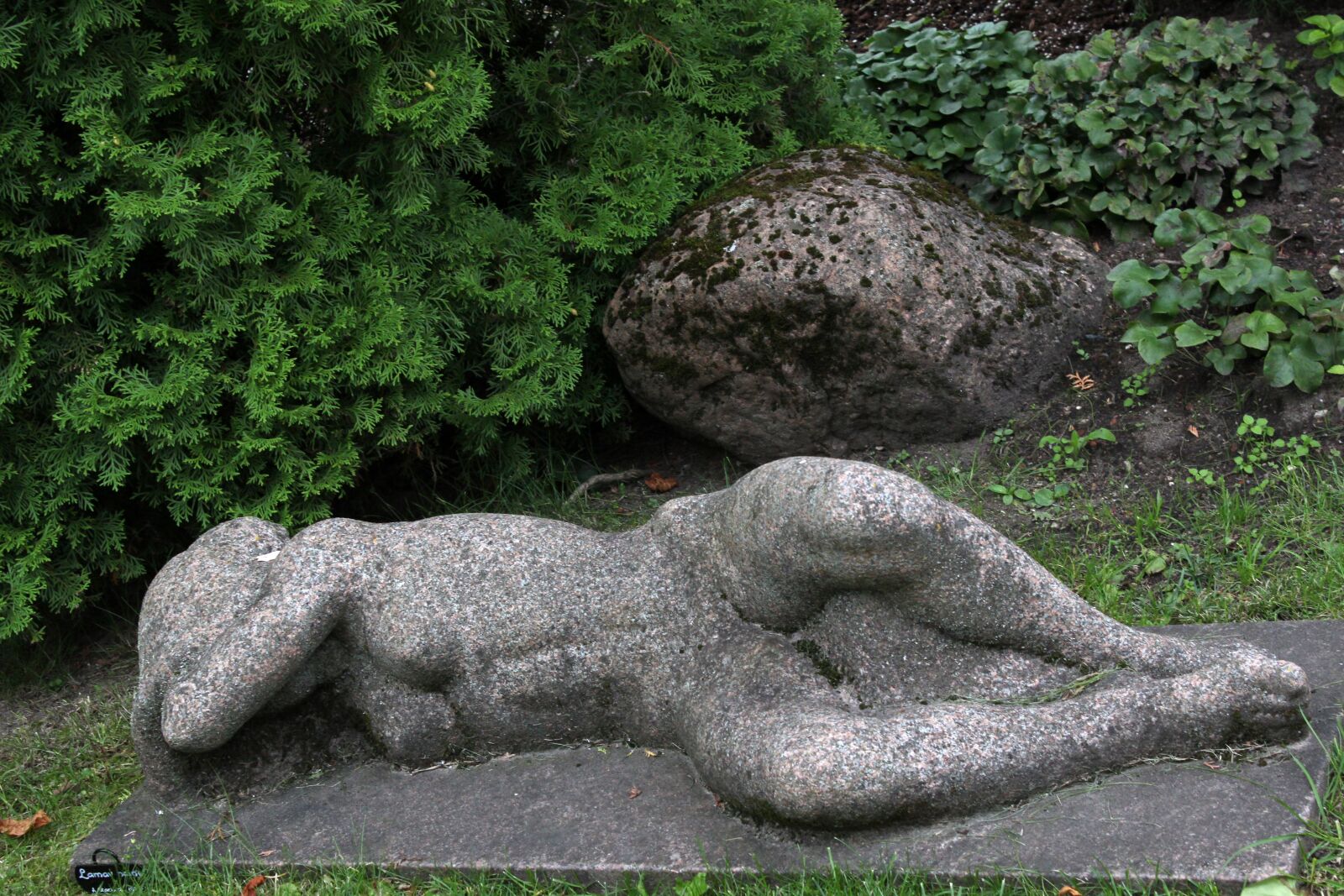 Canon EOS 600D (Rebel EOS T3i / EOS Kiss X5) sample photo. Statue, nature, garden photography