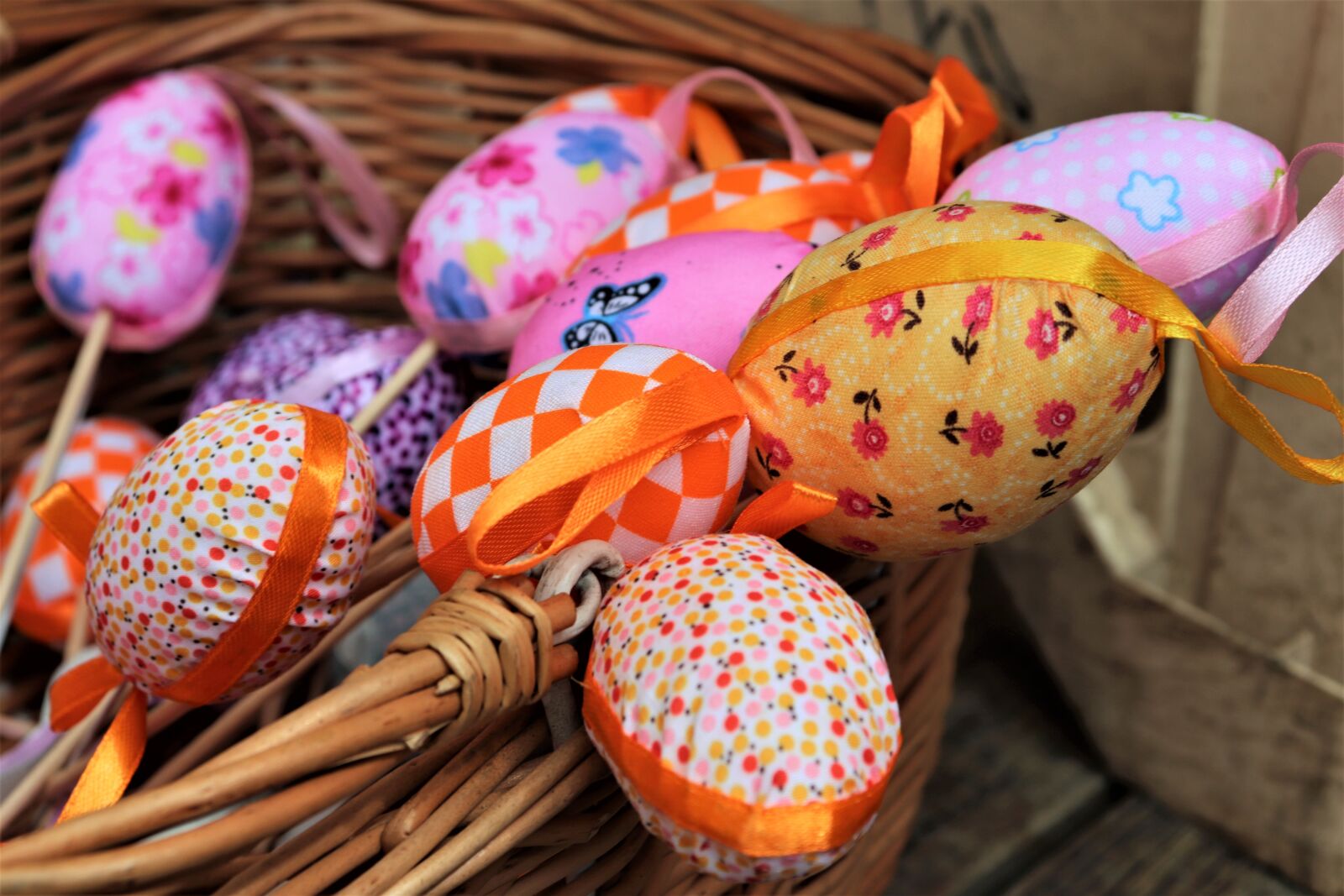 Canon EOS 200D (EOS Rebel SL2 / EOS Kiss X9) sample photo. Easter eggs, colorful, decoration photography