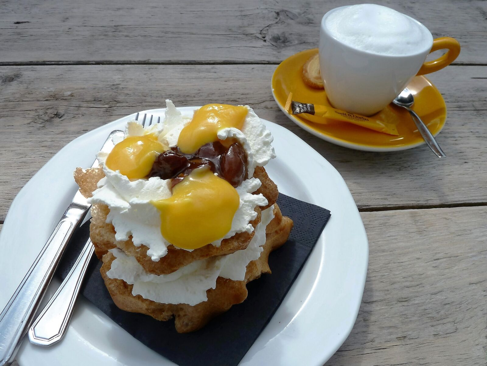 Panasonic Lumix DMC-ZS5 (Lumix DMC-TZ8) sample photo. Food, pastry, coffee photography