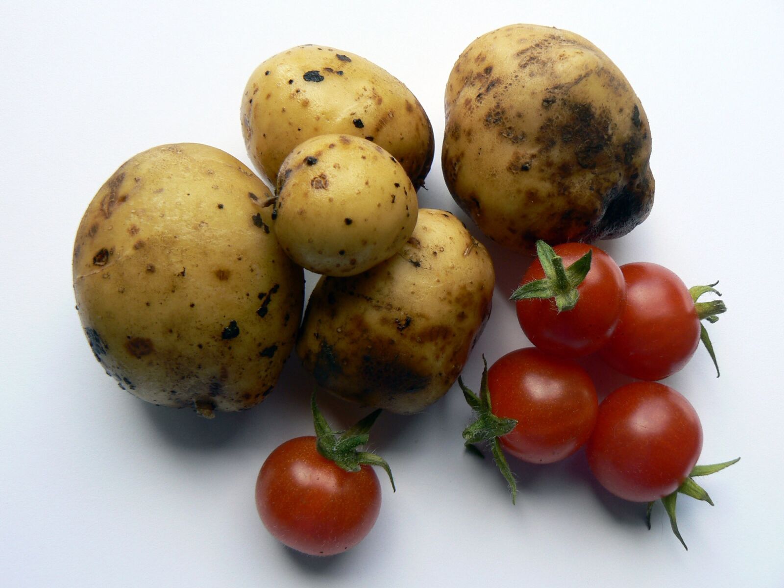 Panasonic DMC-FZ7 sample photo. Potato, vegetables, kitchen photography