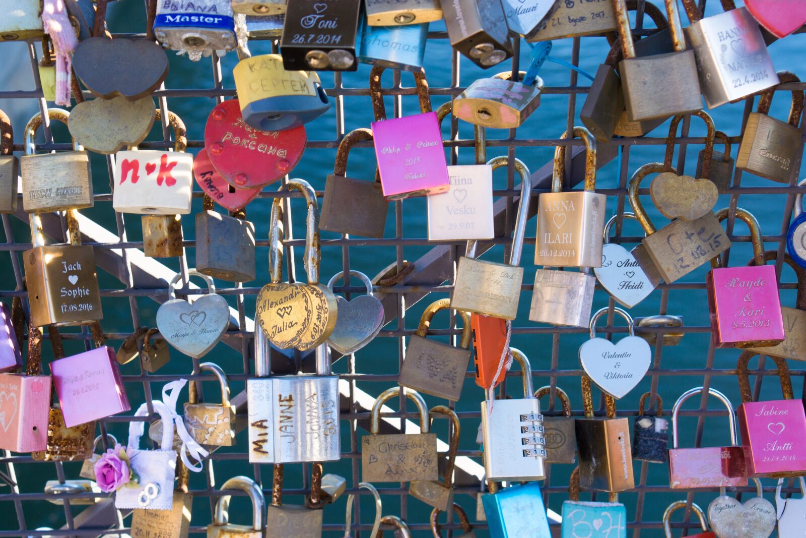 Sony a6000 + Sony E 35mm F1.8 OSS sample photo. Lock, railing, love locks photography