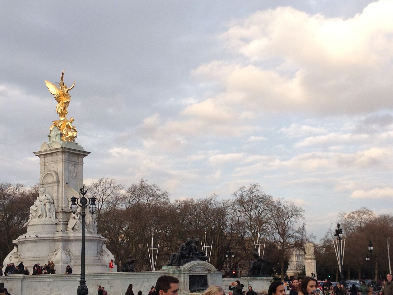 iPhone 4S back camera 4.28mm f/2.4 sample photo. Buckingham, palace, london, queen photography