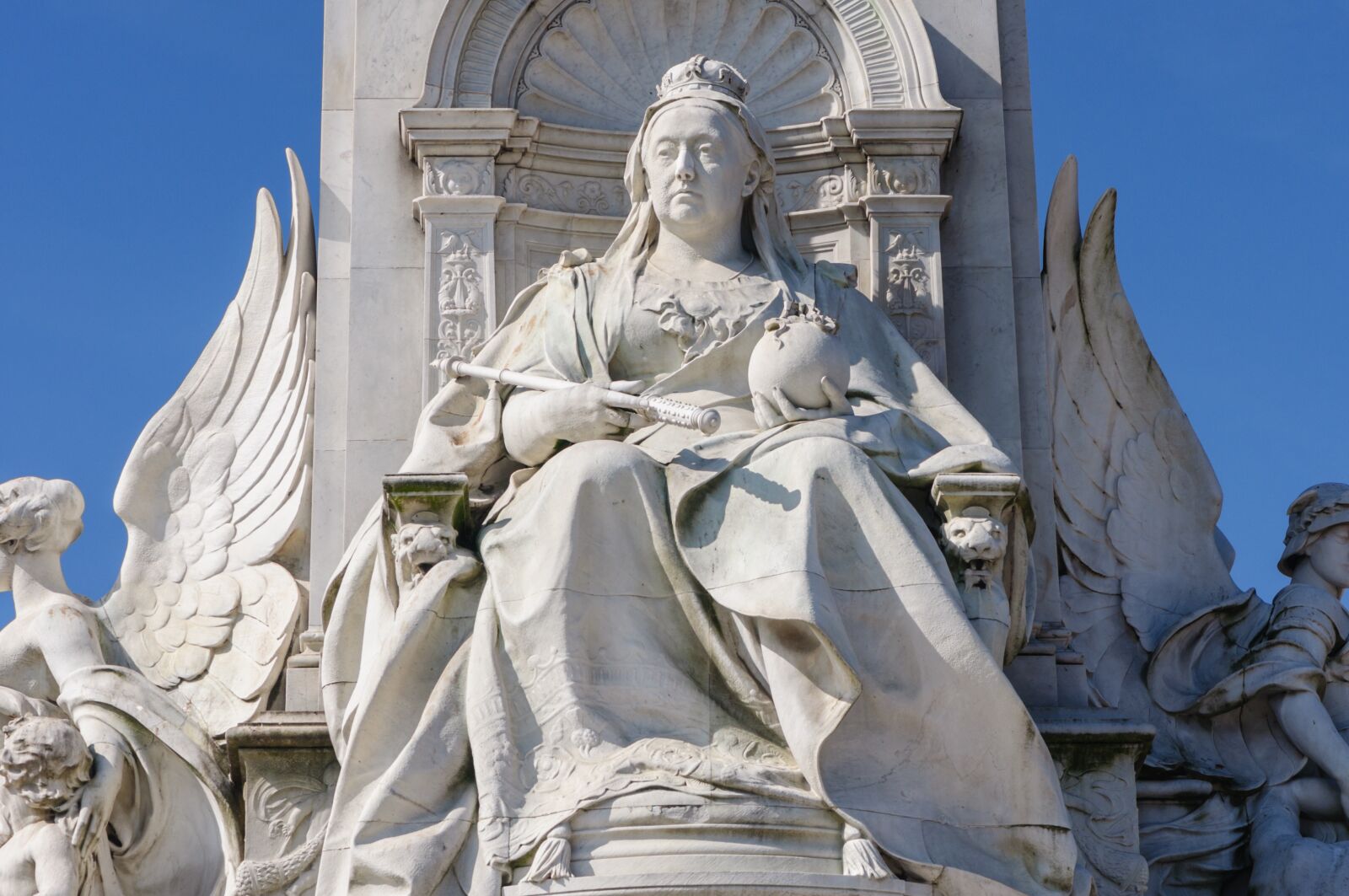 Nikon D90 sample photo. Queen victoria, statue, london photography