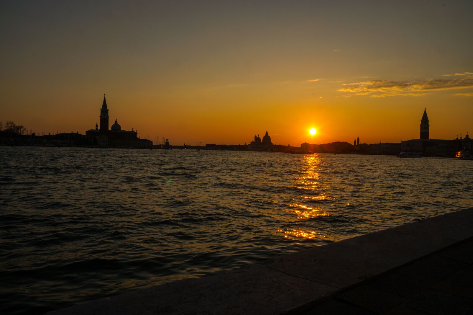 Sony a6500 + Sony Vario-Tessar T* E 16-70mm F4 ZA OSS sample photo. Sunset, dawn, body of photography