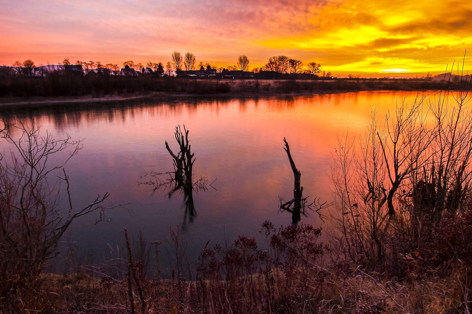 Olympus E-520 (EVOLT E-520) + OLYMPUS 11-22mm Lens sample photo. Landscape, pond, twilight photography