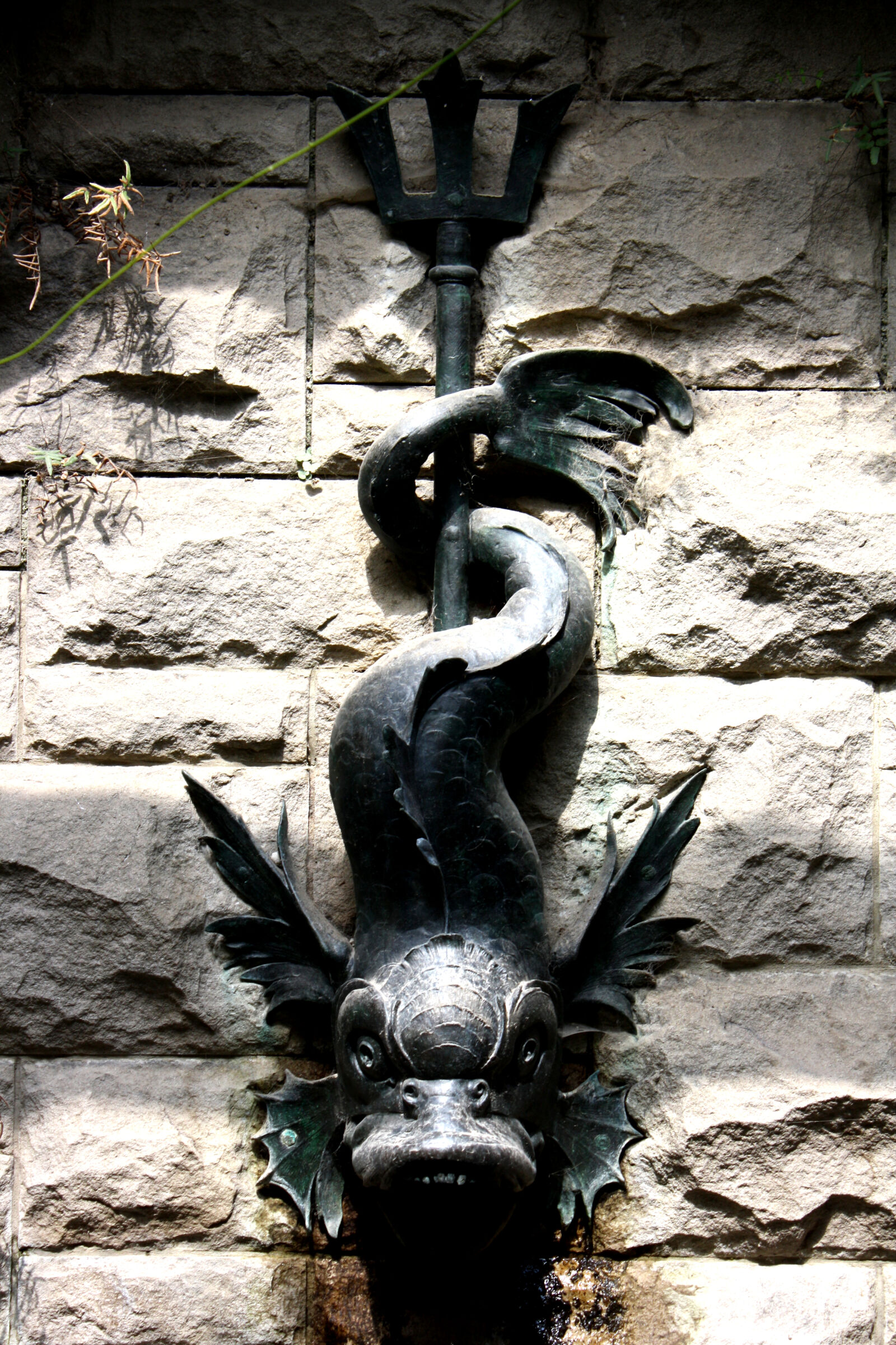 Canon EOS 1000D (EOS Digital Rebel XS / EOS Kiss F) sample photo. Fish, fountain, sculpture, sea photography