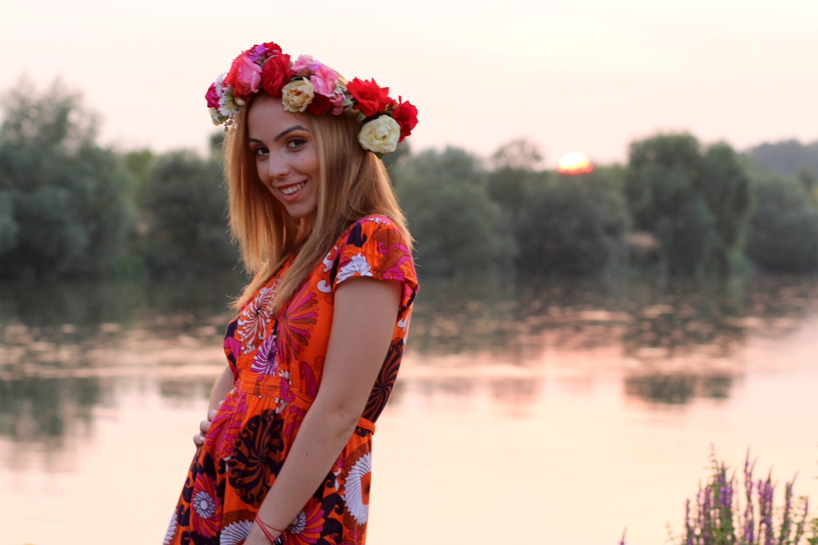 Canon EOS 700D (EOS Rebel T5i / EOS Kiss X7i) + Canon EF 85mm F1.8 USM sample photo. Girl, sunset, wreath photography