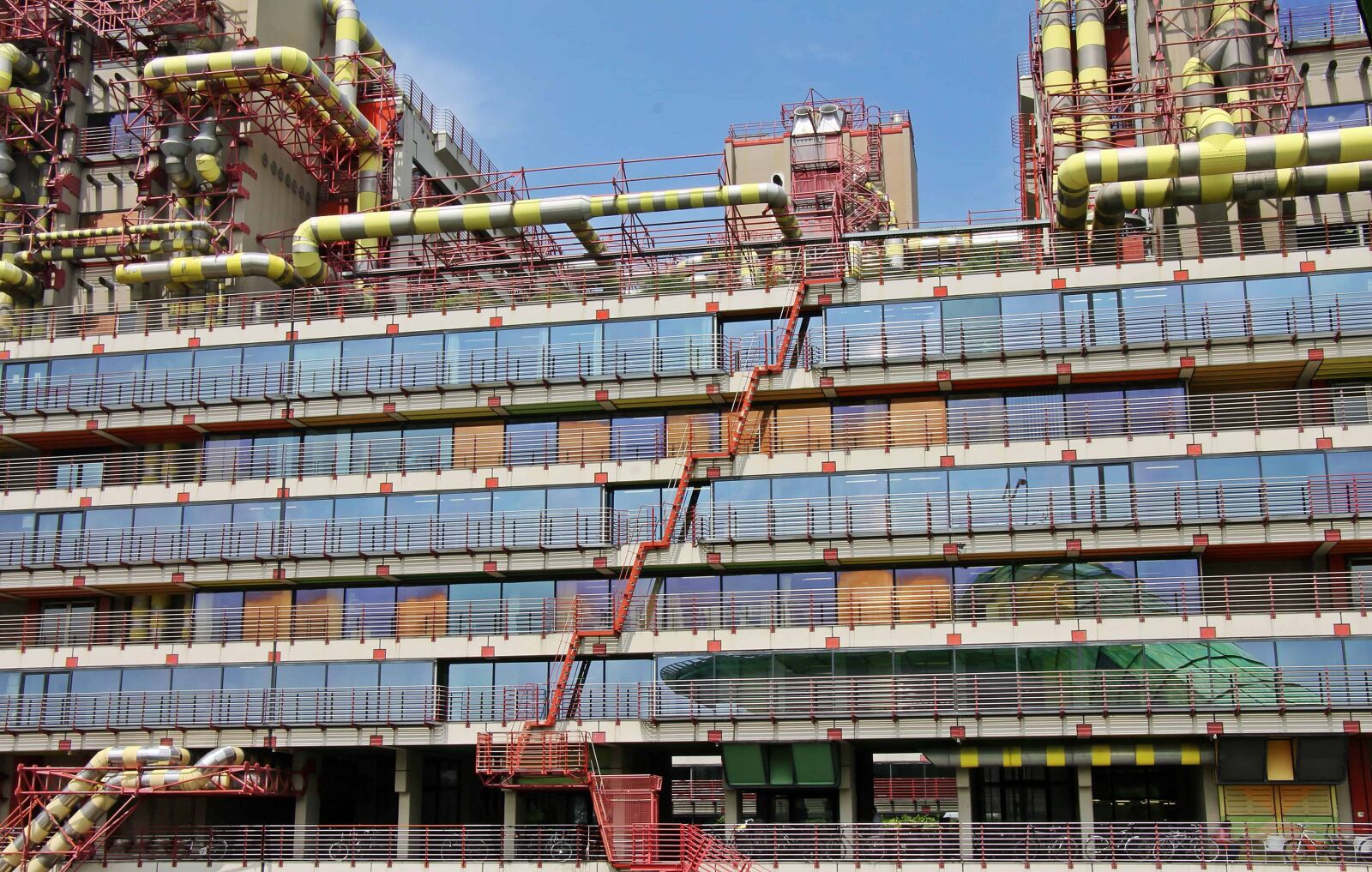 Canon EOS 550D (EOS Rebel T2i / EOS Kiss X4) sample photo. Building, industry, architecture, pipe photography