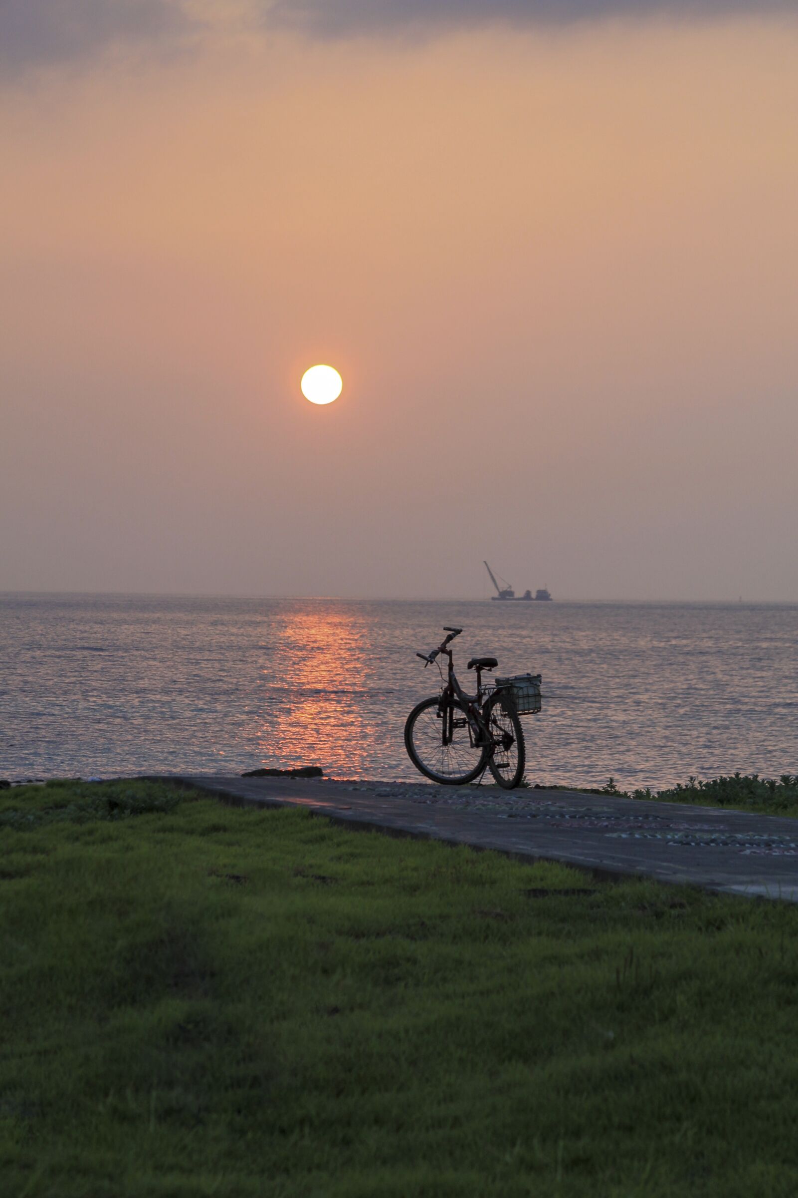 Canon EOS 550D (EOS Rebel T2i / EOS Kiss X4) sample photo. Coastal, sunrise, bike photography