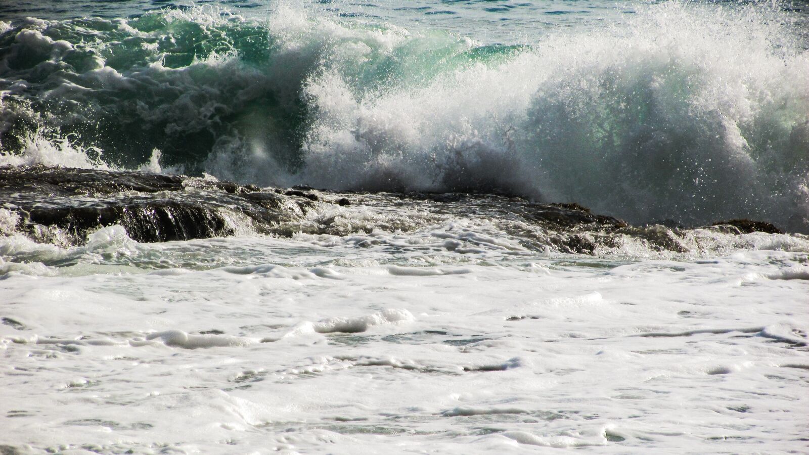 Canon PowerShot SX400 IS sample photo. Wave, smashing, sea photography