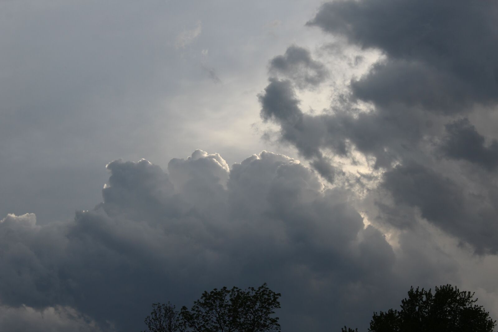 Canon EOS 1200D (EOS Rebel T5 / EOS Kiss X70 / EOS Hi) sample photo. Cloud, thick, atmospheric photography