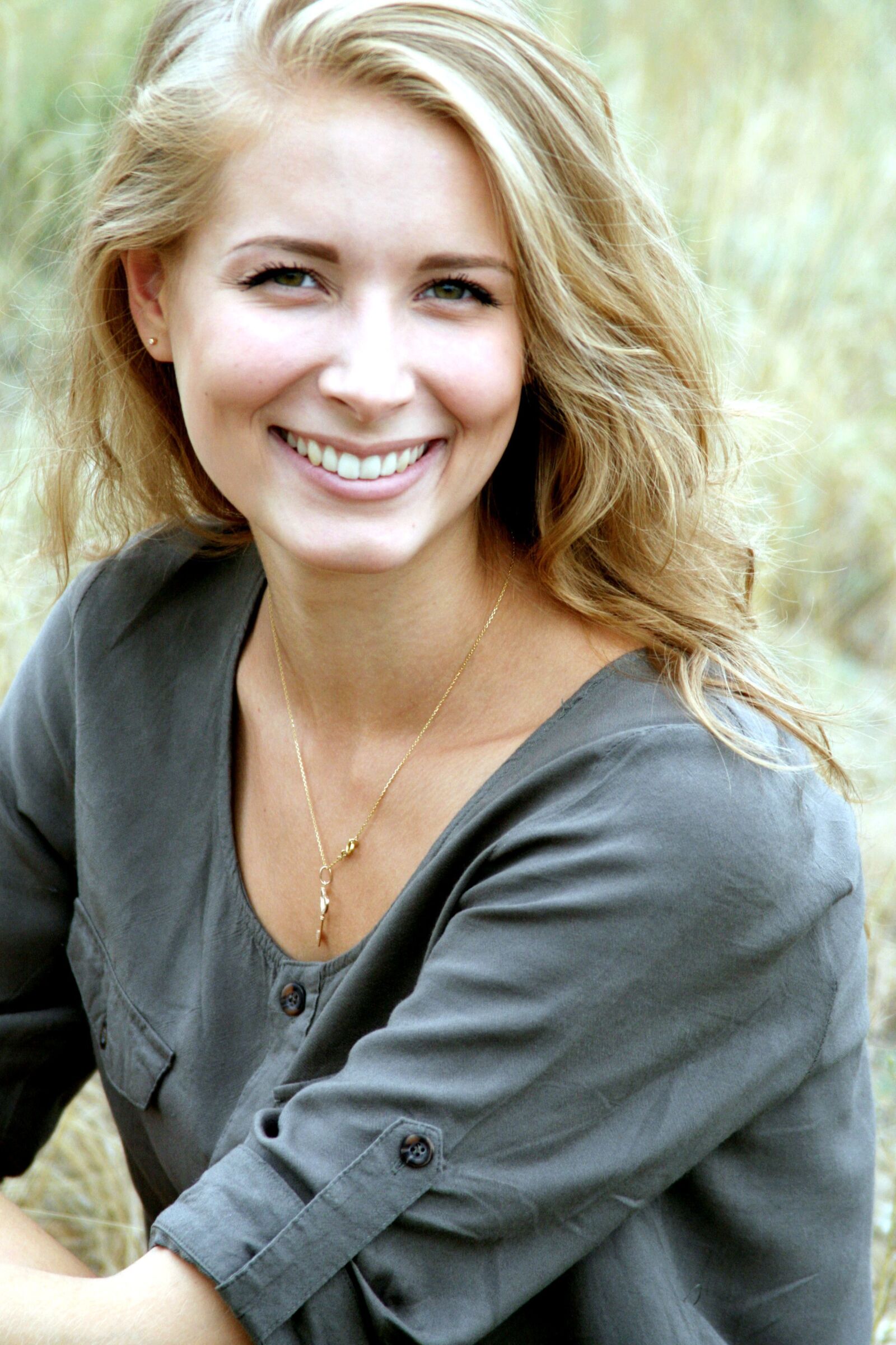 Canon EOS 400D (EOS Digital Rebel XTi / EOS Kiss Digital X) sample photo. Pretty young woman, smiling photography