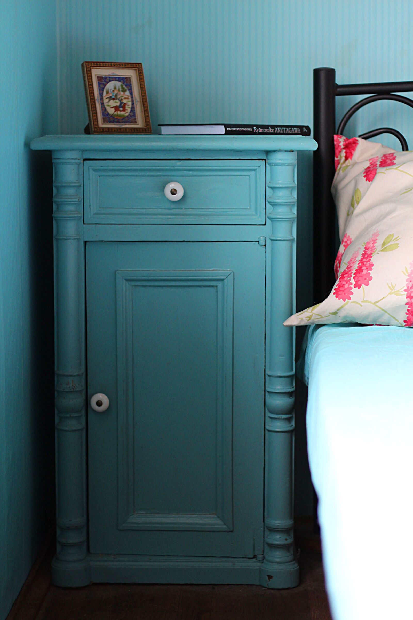 Canon EOS 650D (EOS Rebel T4i / EOS Kiss X6i) + Canon EF 50mm F1.8 II sample photo. Nightstand, bedroom, bedside photography