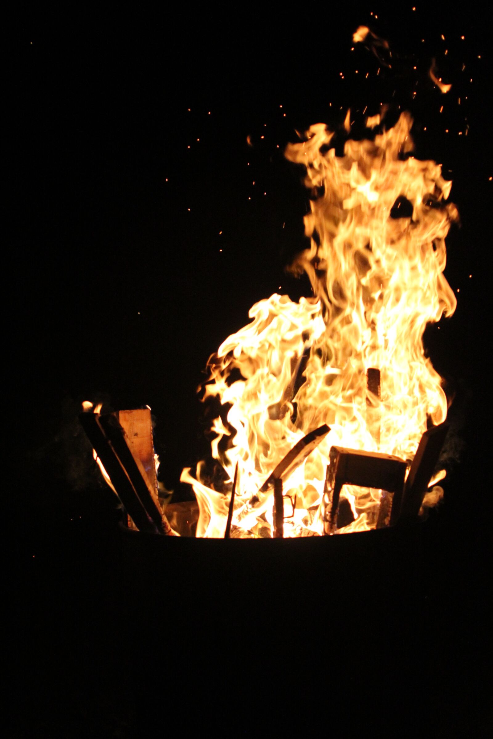 Canon EOS 550D (EOS Rebel T2i / EOS Kiss X4) sample photo. Fire, hot, flame photography