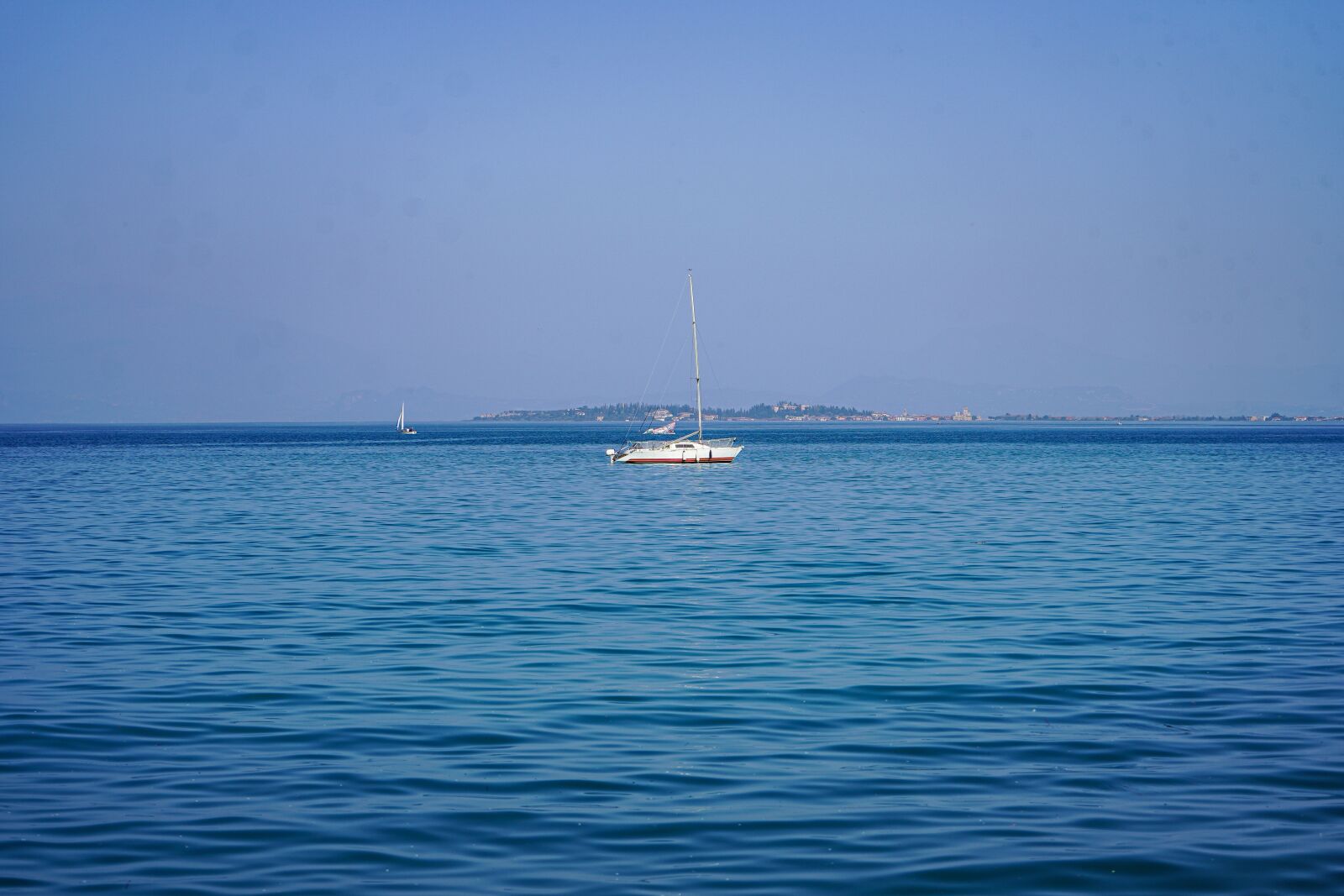 Sony a7 III sample photo. Lake garda, boat on photography