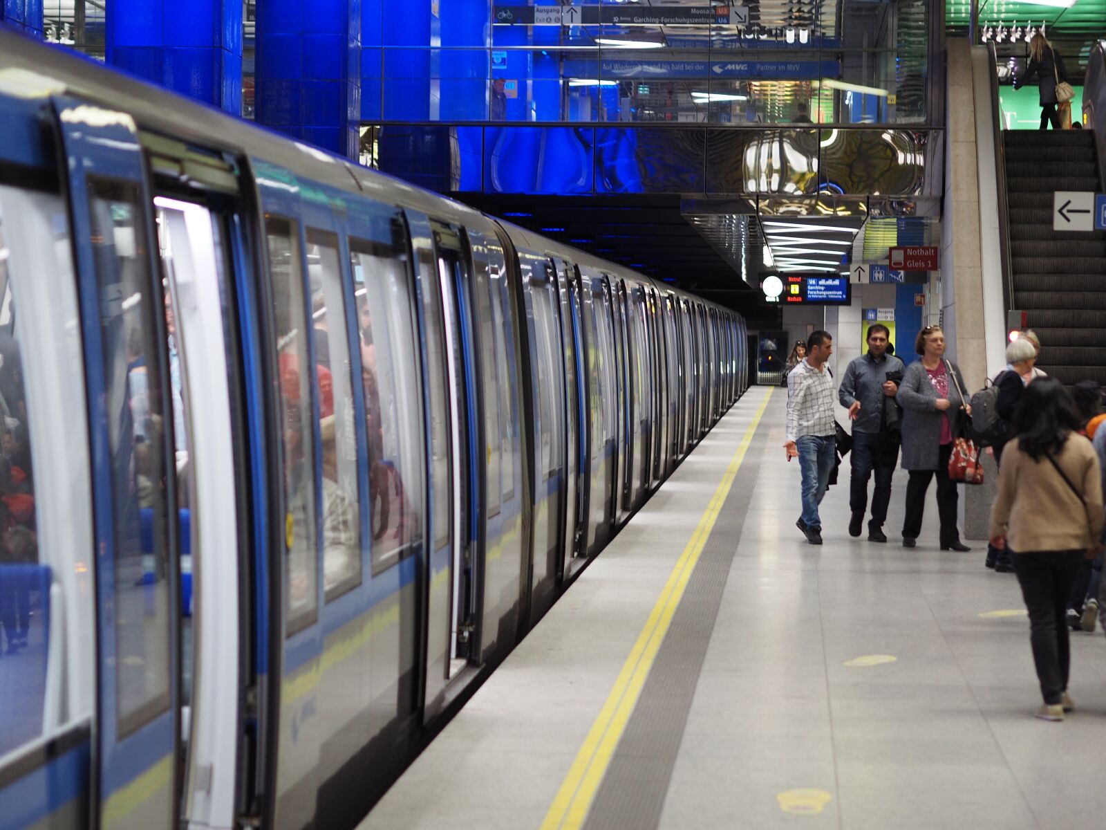 Olympus OM-D E-M5 II + Olympus M.Zuiko Digital 45mm F1.8 sample photo. Metro, munich, traffic photography