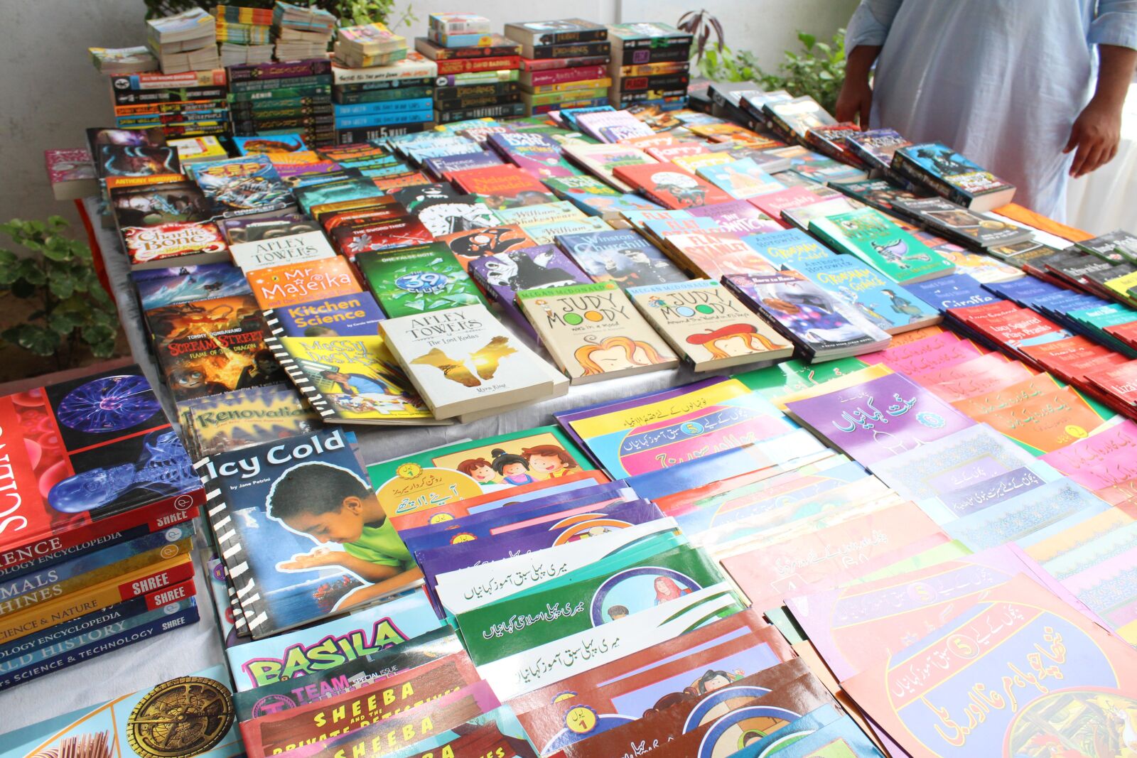 Canon EOS 700D (EOS Rebel T5i / EOS Kiss X7i) sample photo. Book, books, reading photography