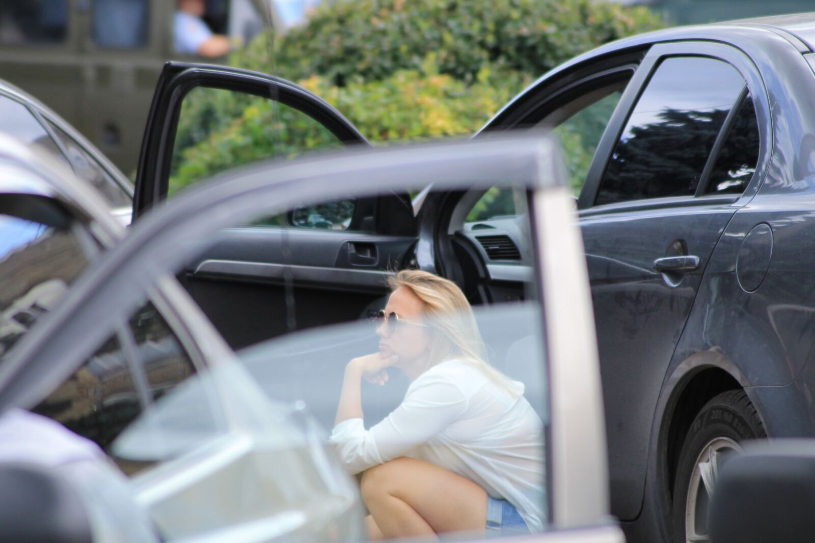 Canon EOS 1100D (EOS Rebel T3 / EOS Kiss X50) sample photo. Girl, car, window photography
