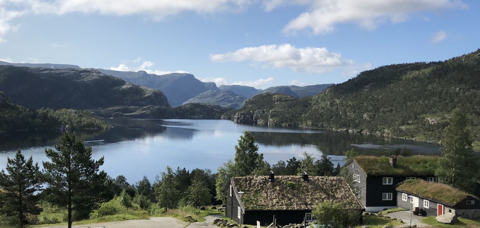 iPhone X back dual camera 4mm f/1.8 sample photo. Cottage, idyllic, lakeside, national photography
