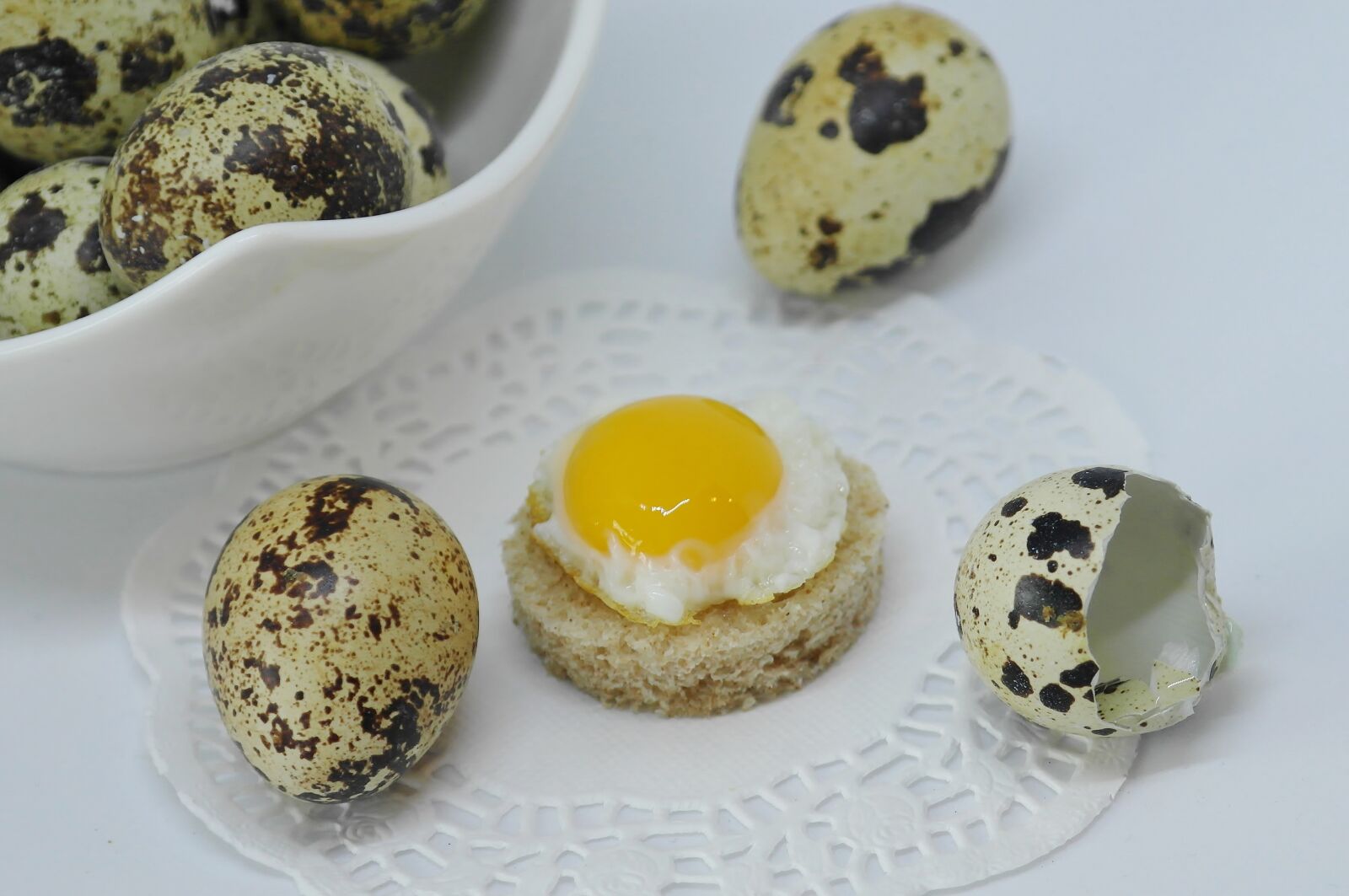Samsung NX20 sample photo. Egg, quail egg, shell photography
