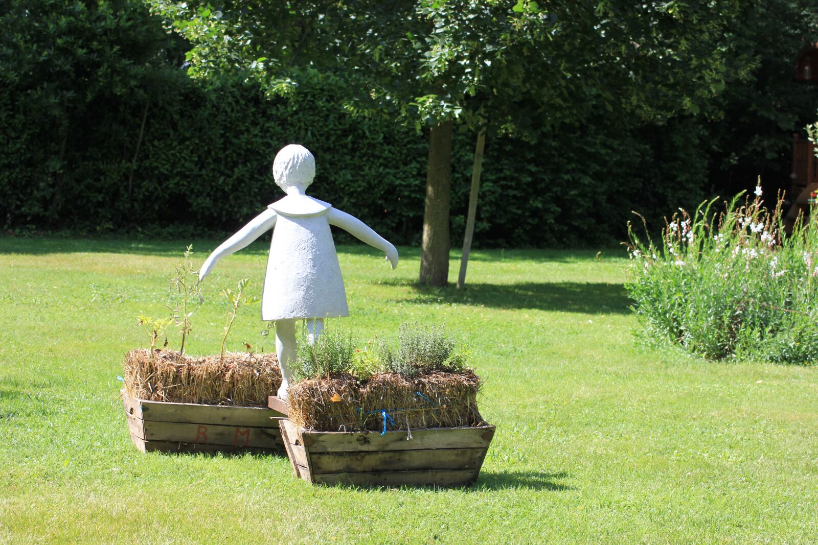 Canon EOS 550D (EOS Rebel T2i / EOS Kiss X4) sample photo. Garden, plants, landscape photography