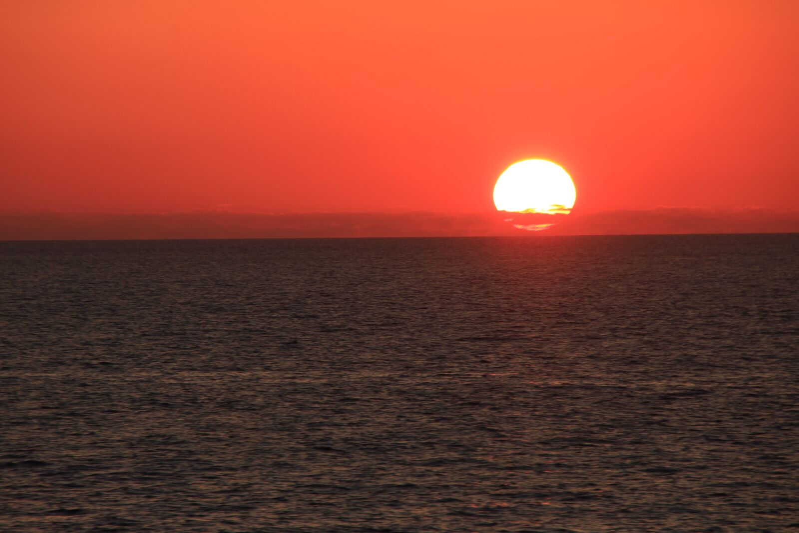 Canon EOS 1200D (EOS Rebel T5 / EOS Kiss X70 / EOS Hi) sample photo. Sunset, ocean, cruise photography