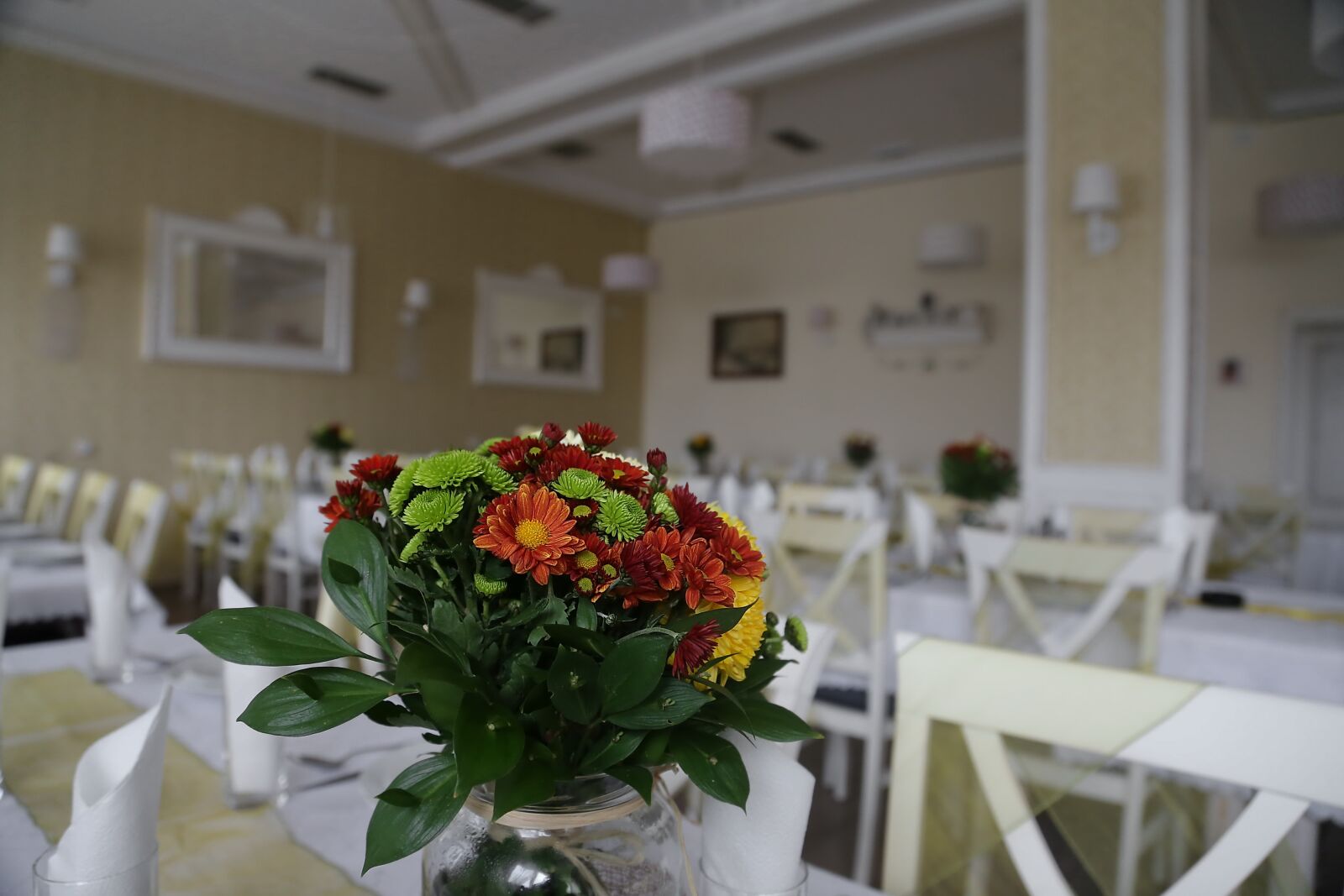 Canon EOS 6D sample photo. Cafeteria, empty, bouquet, jar photography