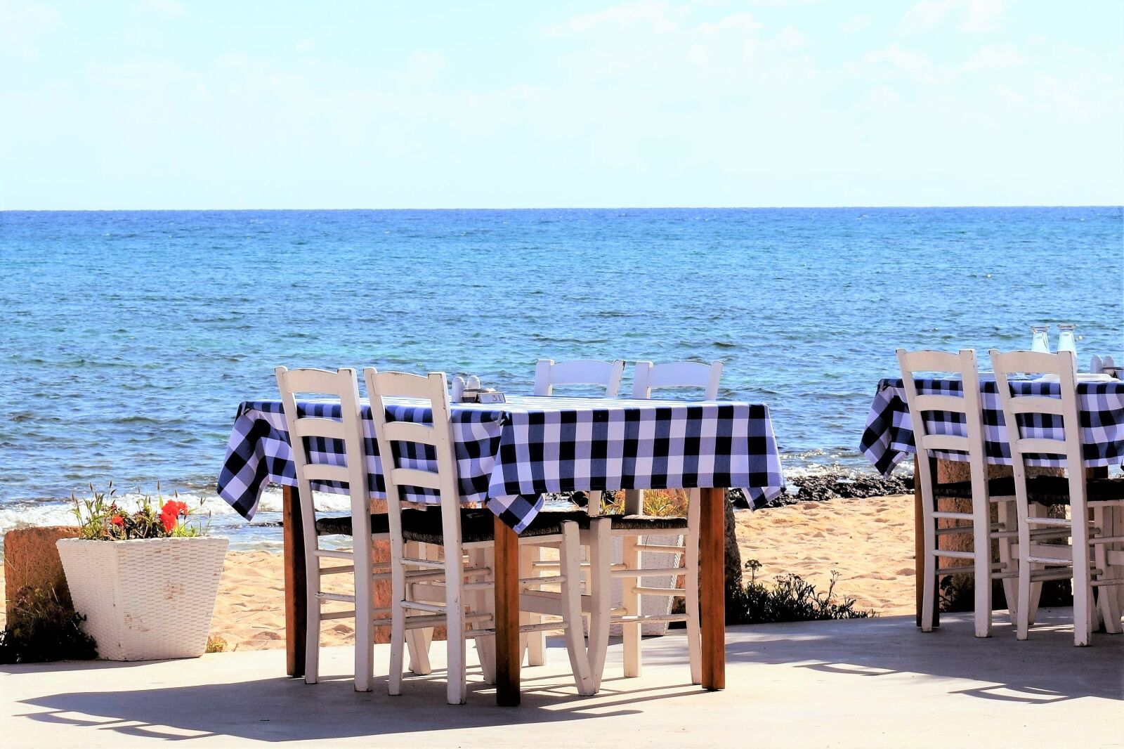 Nikon D3300 sample photo. Table, chairs, tavern photography