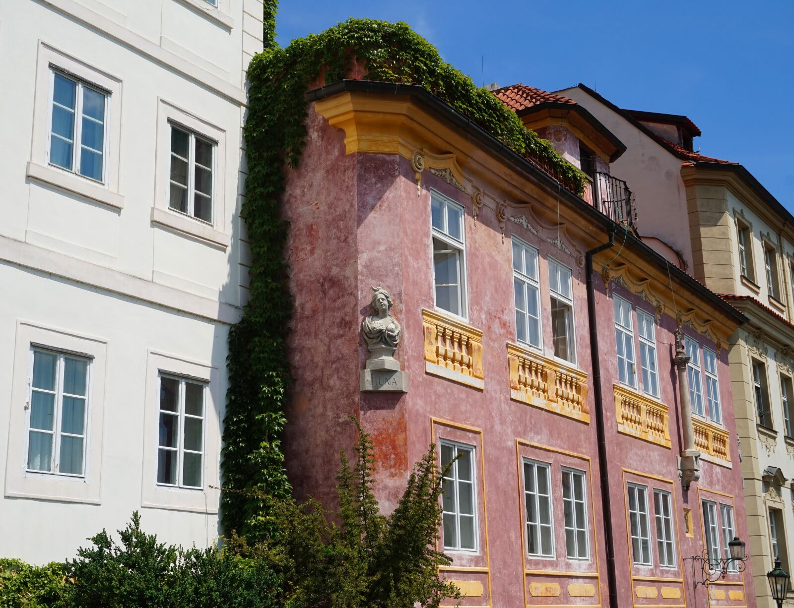 Sony Alpha a5000 (ILCE 5000) sample photo. House, street, prague photography