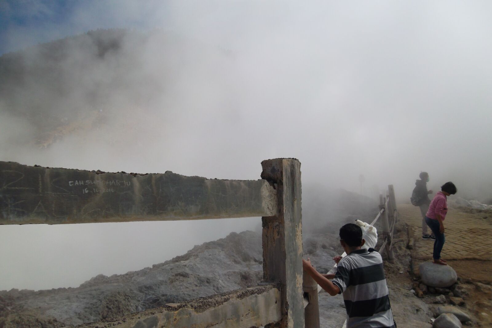 Samsung ST65 sample photo. The crater, smoking, mount photography