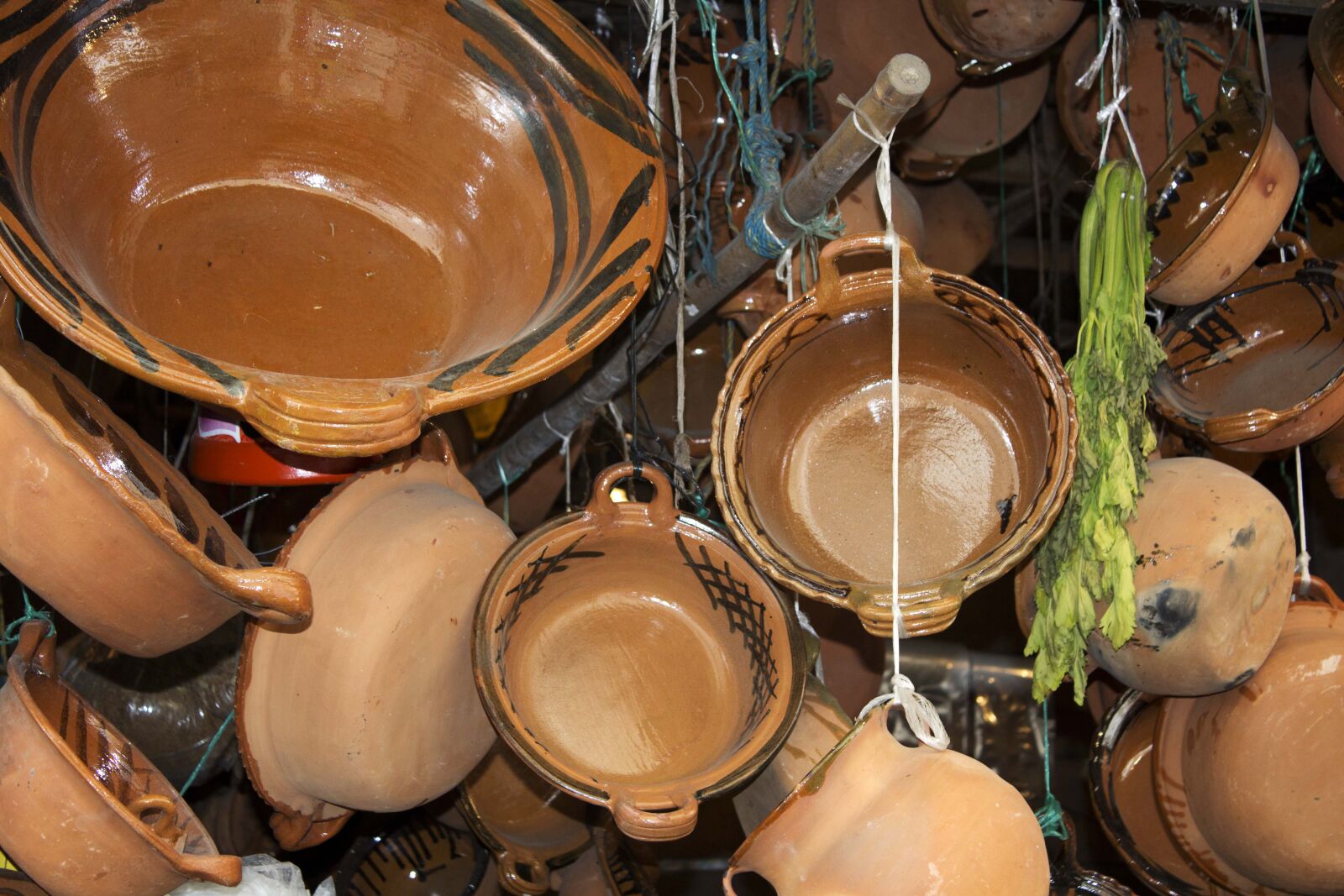 Canon EOS 600D (Rebel EOS T3i / EOS Kiss X5) sample photo. Clay, cooking, pot, market photography