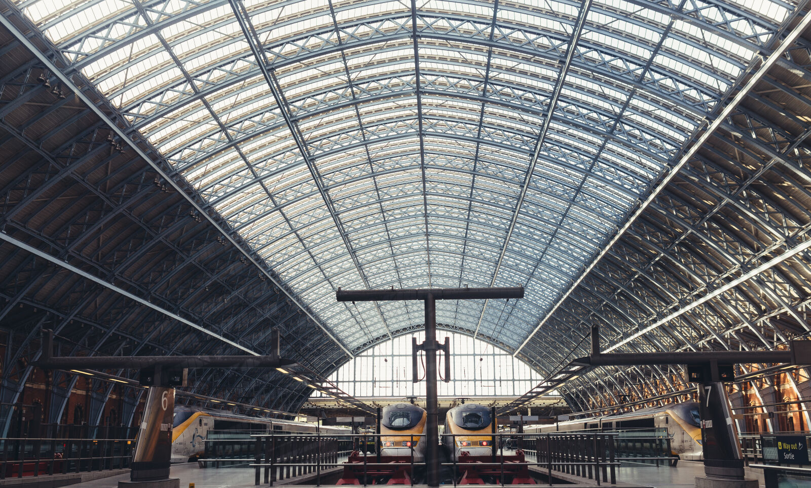 Canon EOS 6D + Sigma 35mm F1.4 DG HSM Art sample photo. Vehicles, train, architecture, public photography