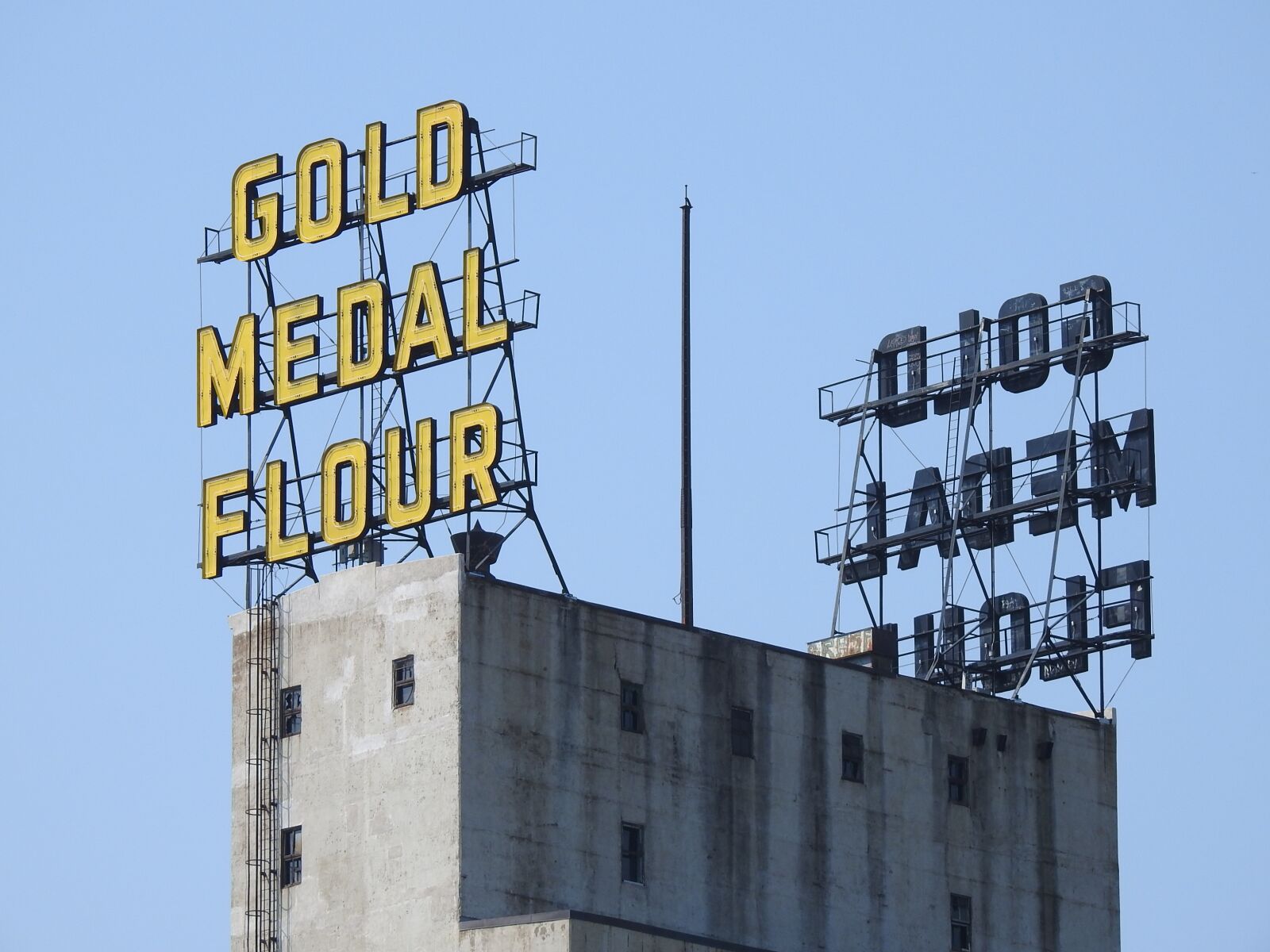 Nikon Coolpix P900 sample photo. Sign, gold, medal photography