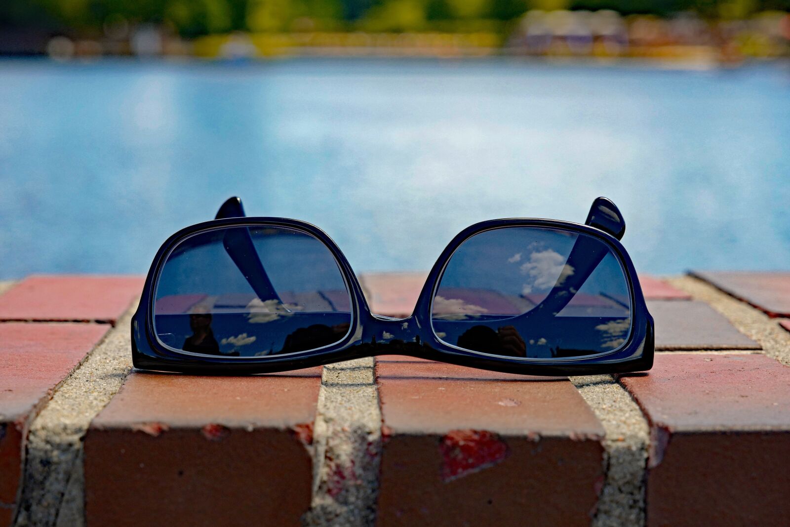 Vario-Elmar TL 1:3.5-5.6 / 18-56 ASPH. sample photo. Sunglasses, lake, summer photography